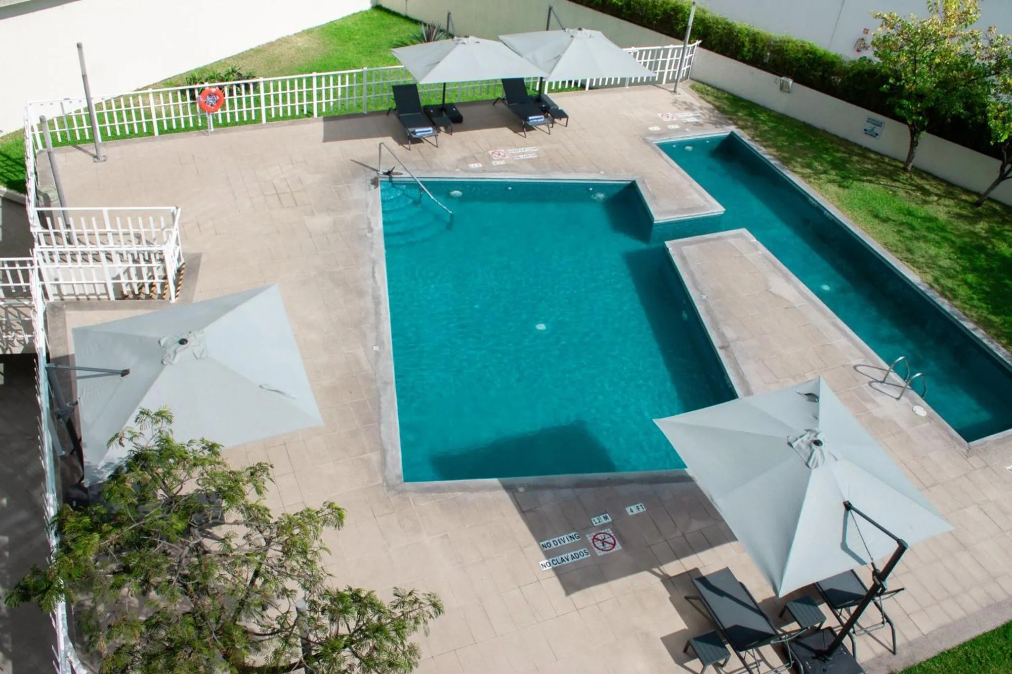 Swimming pool in Holiday Inn Express Guadalajara Expo by IHG