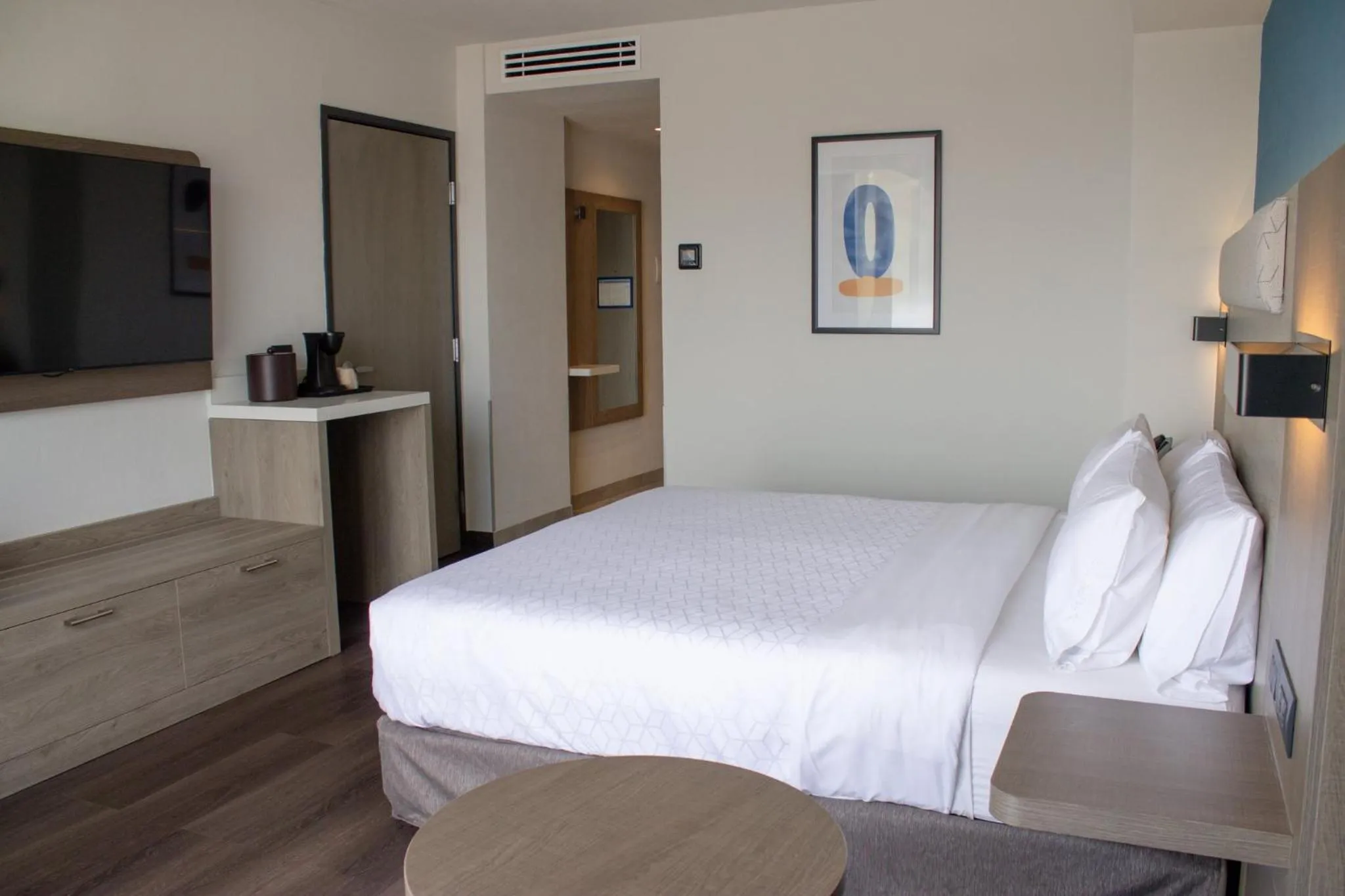 Photo of the whole room, Bed in Holiday Inn Express Guadalajara Expo by IHG