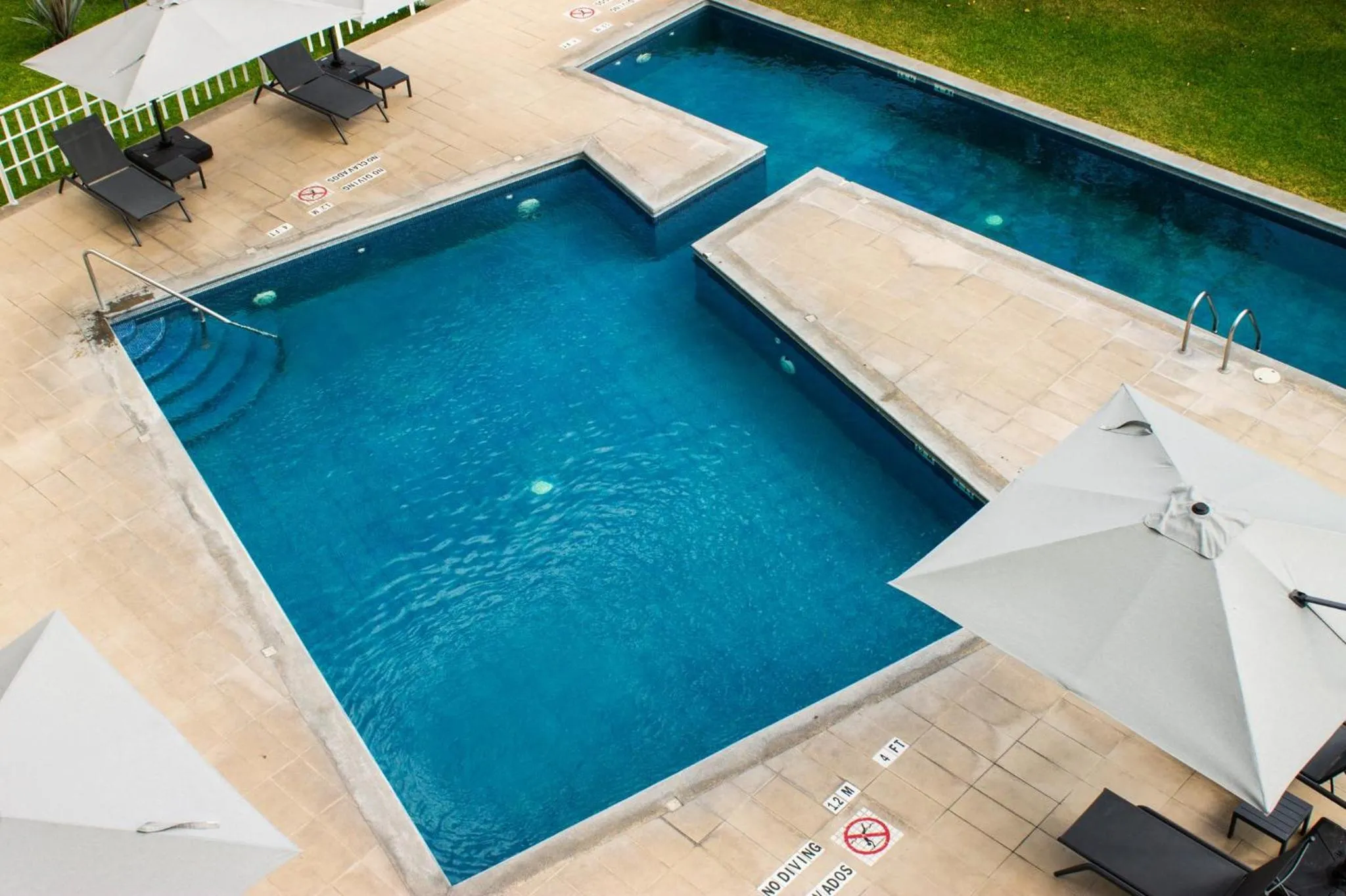 Swimming pool in Holiday Inn Express Guadalajara Expo by IHG