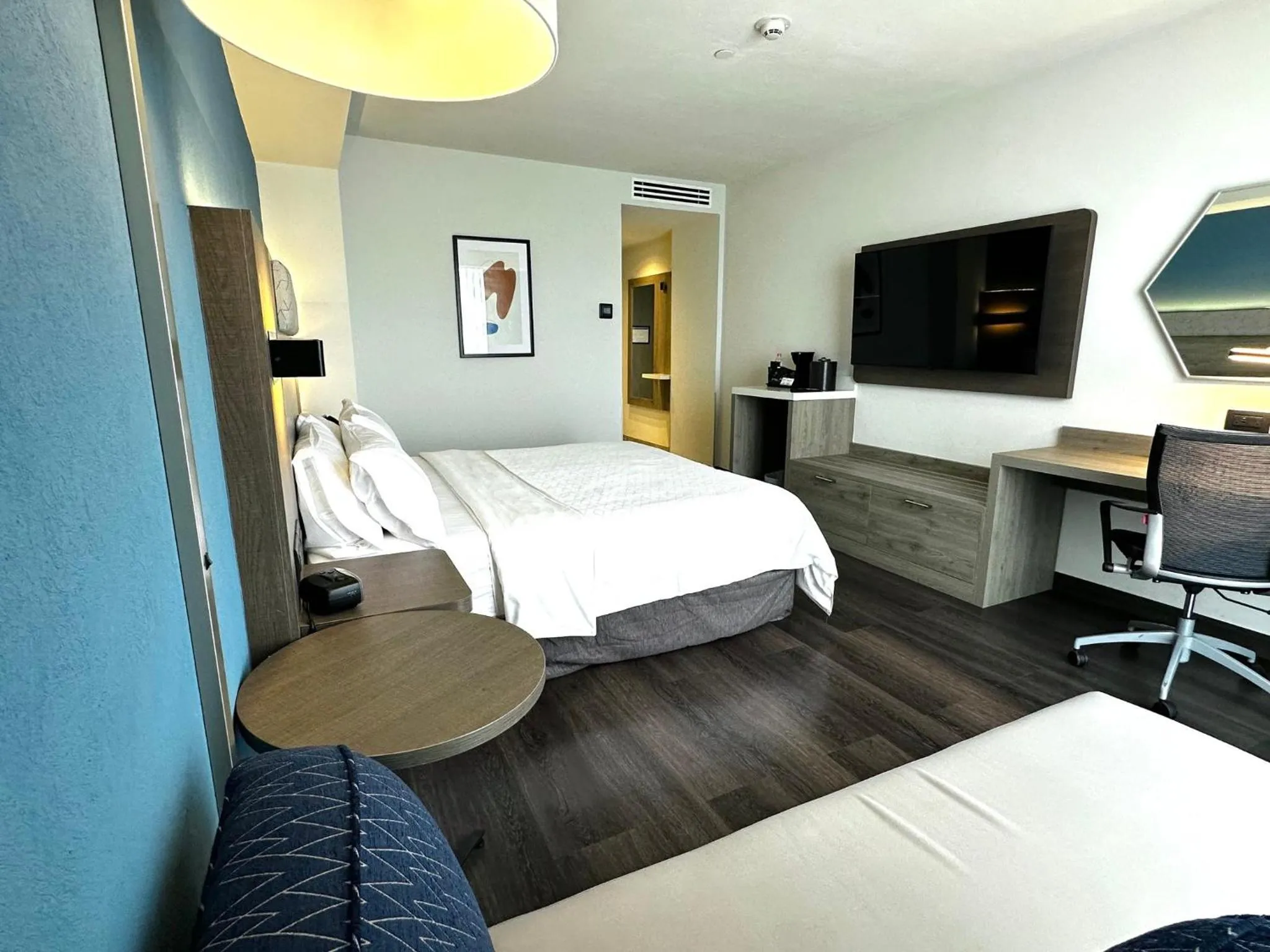 Photo of the whole room, Bed in Holiday Inn Express Guadalajara Expo by IHG