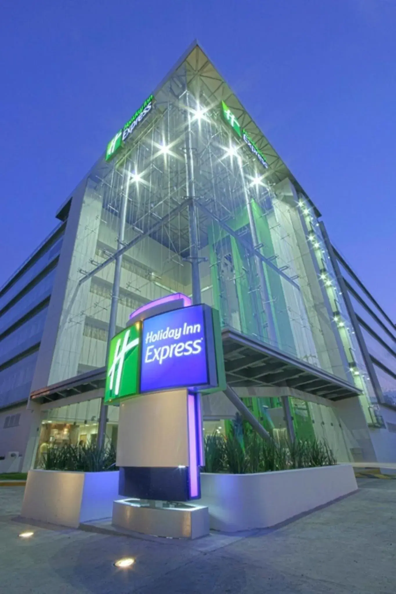 Property building in Holiday Inn Express Guadalajara Expo by IHG Property building in Holiday Inn Express Guadalajara Expo by IHG