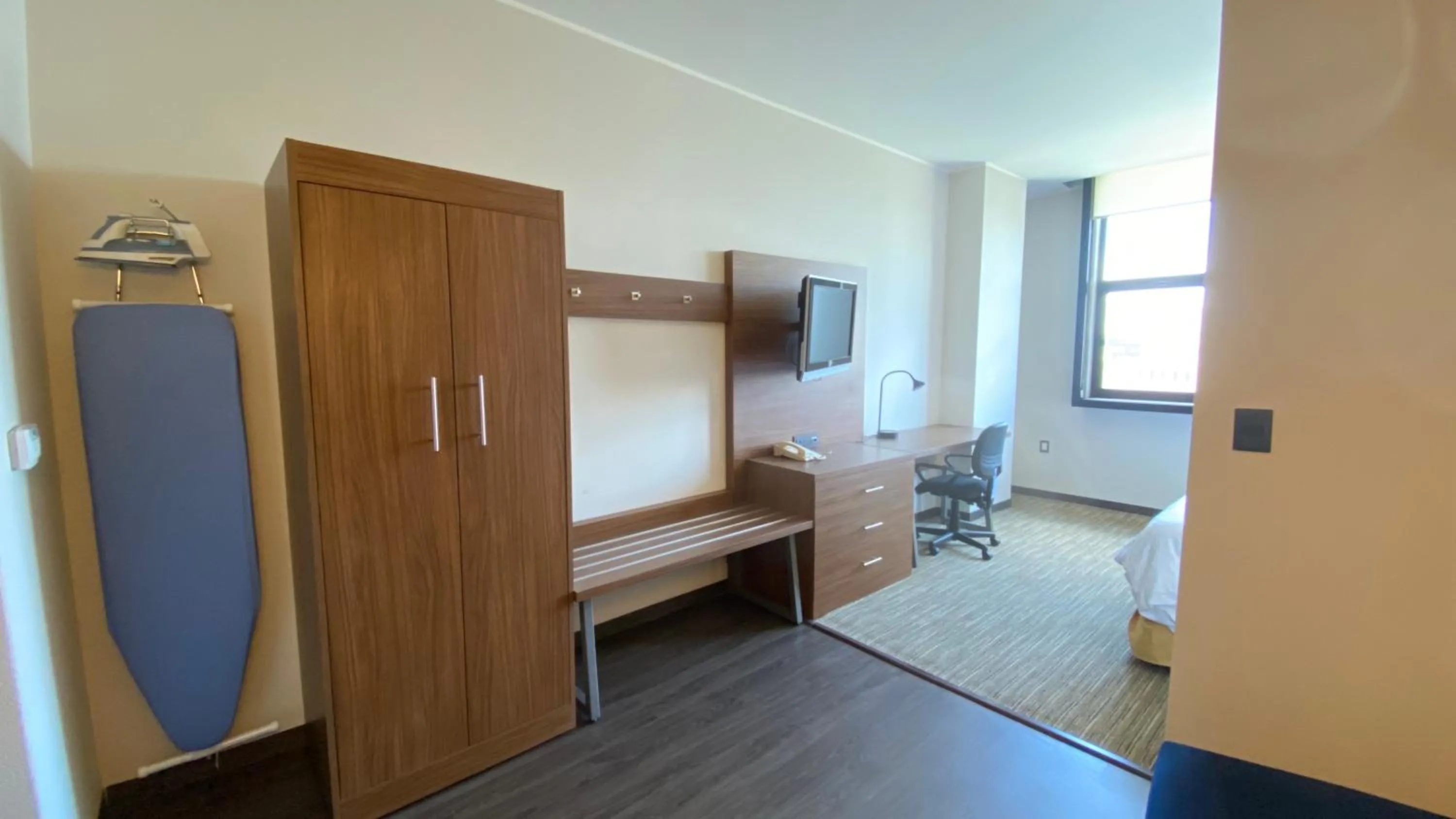 TV and multimedia in Holiday Inn Express Mexico Santa Fe by IHG