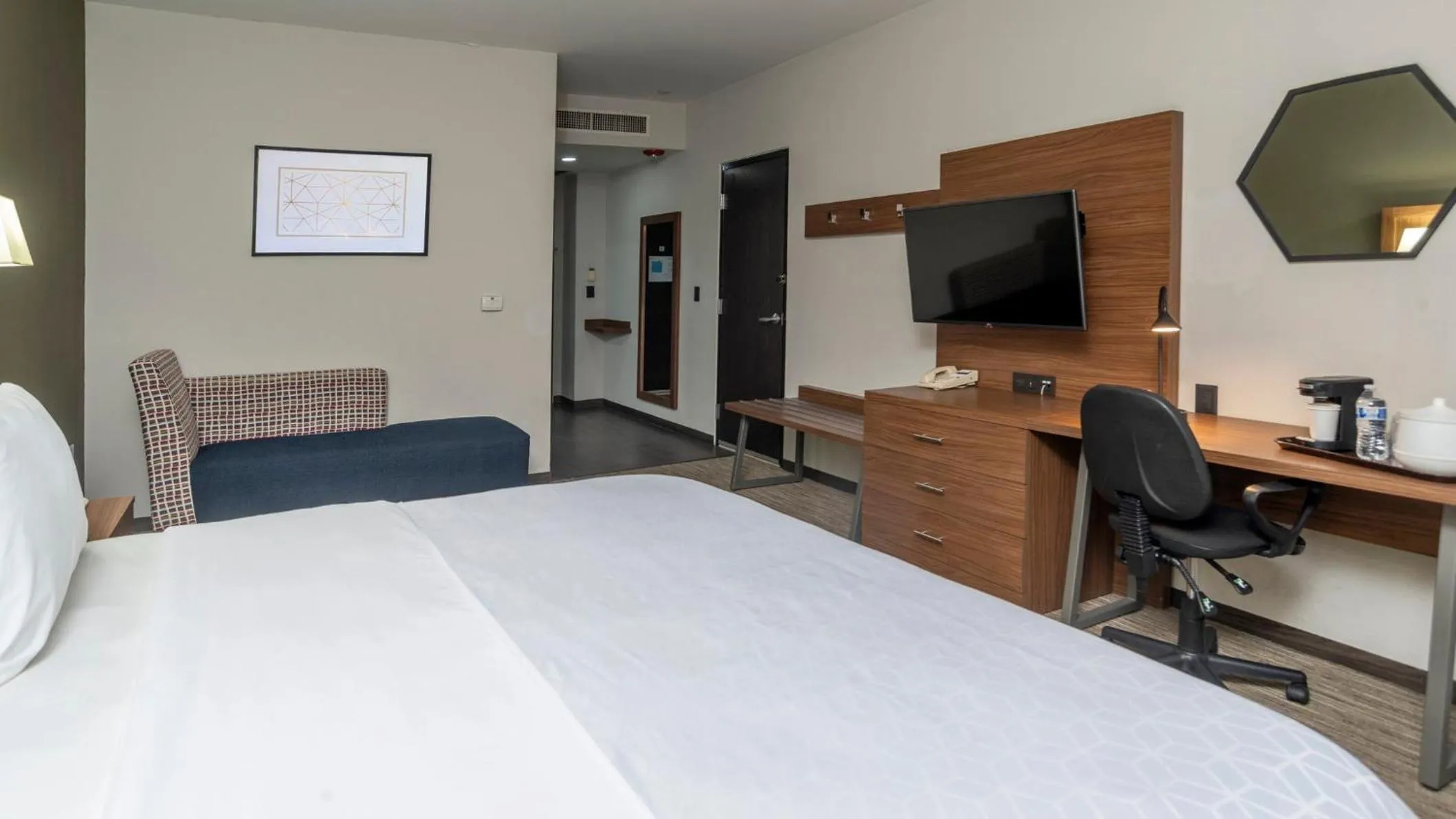 Photo of the whole room, Bed in Holiday Inn Express Mexico Santa Fe by IHG