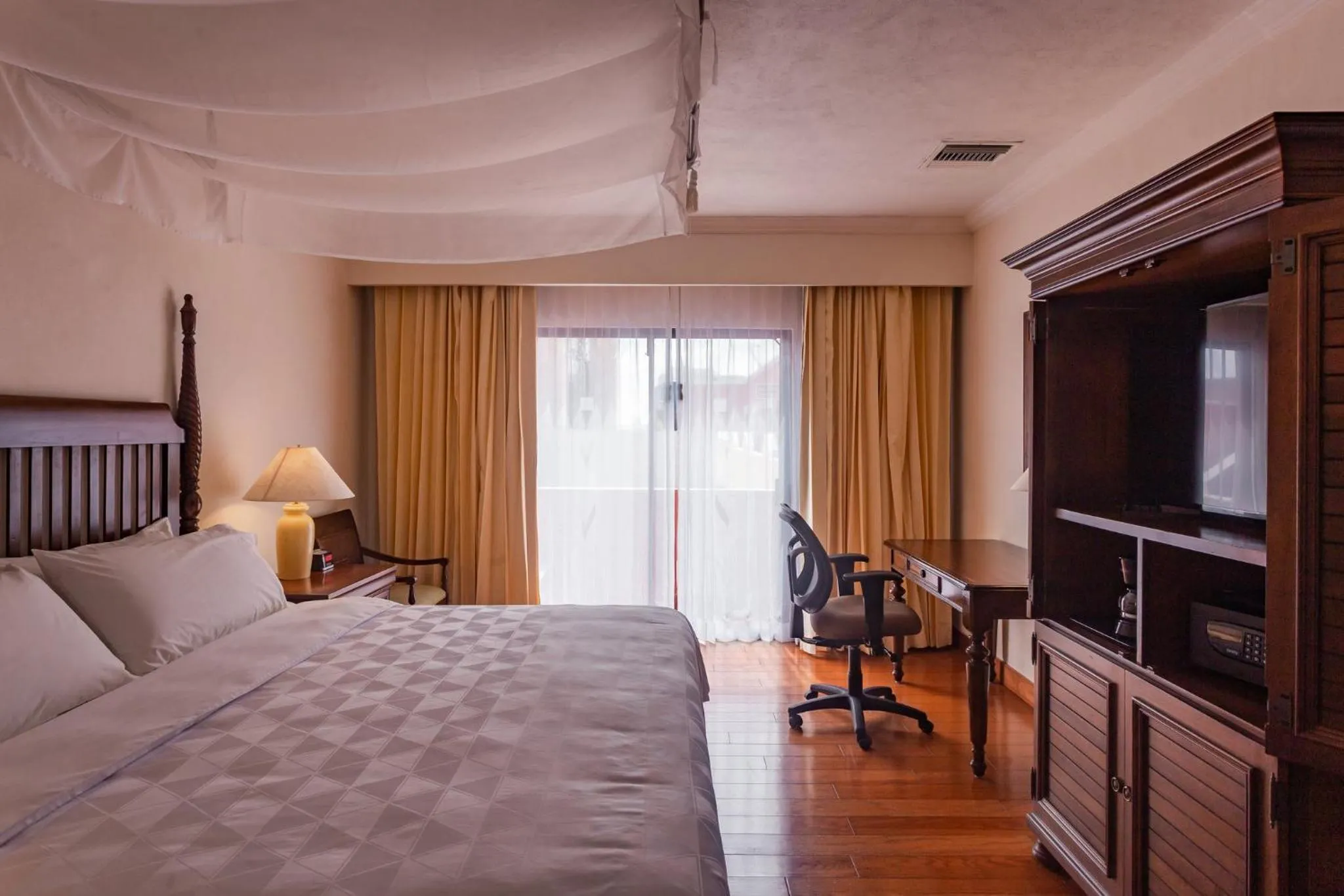 Photo of the whole room, Bed in Holiday Inn Merida by IHG