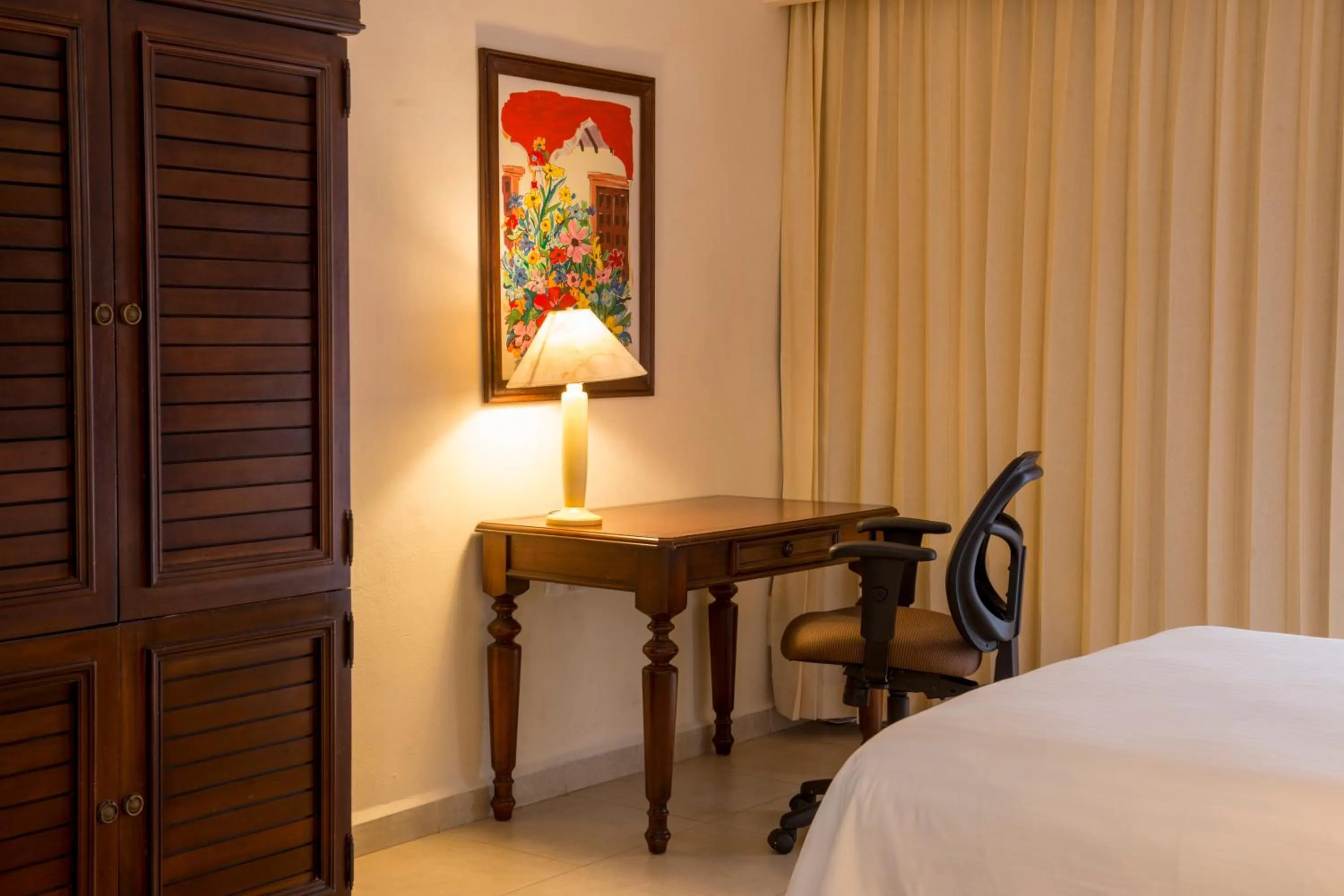 Photo of the whole room, Bed in Holiday Inn Merida by IHG