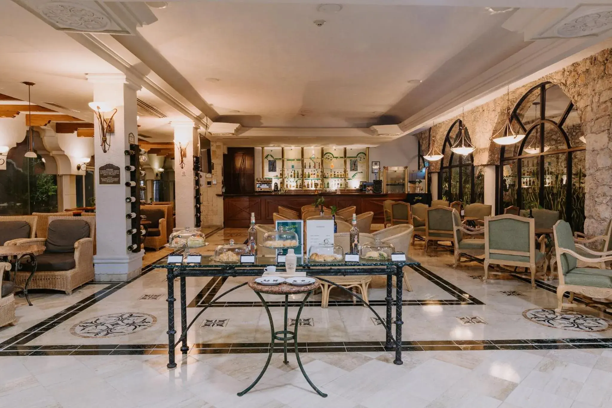 Lounge or bar in Holiday Inn Merida by IHG Lounge or bar in Holiday Inn Merida by IHG