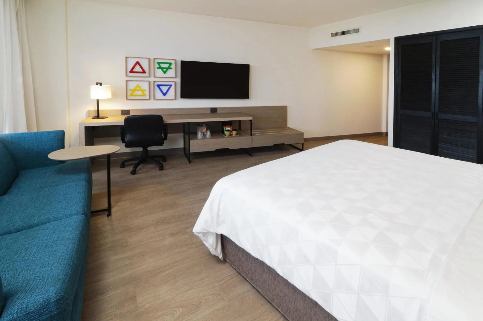 Photo of the whole room, Bed in Holiday Inn Monterrey-Parque Fundidora by IHG