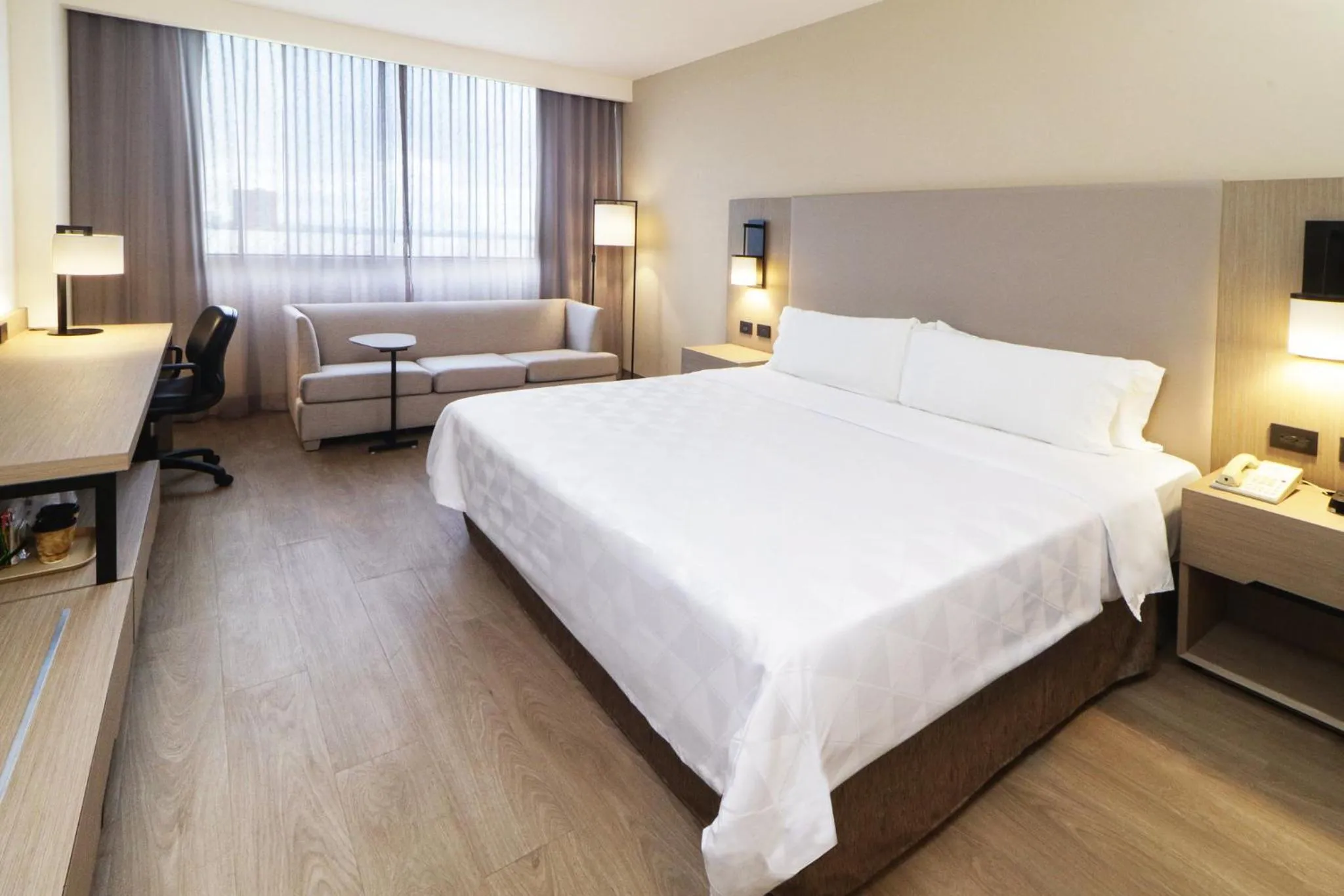 Photo of the whole room, Bed in Holiday Inn Monterrey-Parque Fundidora by IHG