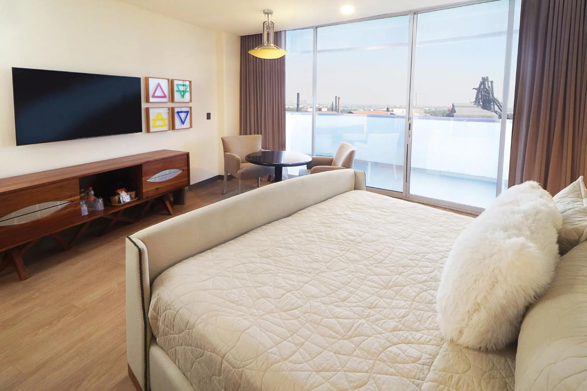 Photo of the whole room, Bed in Holiday Inn Monterrey-Parque Fundidora by IHG