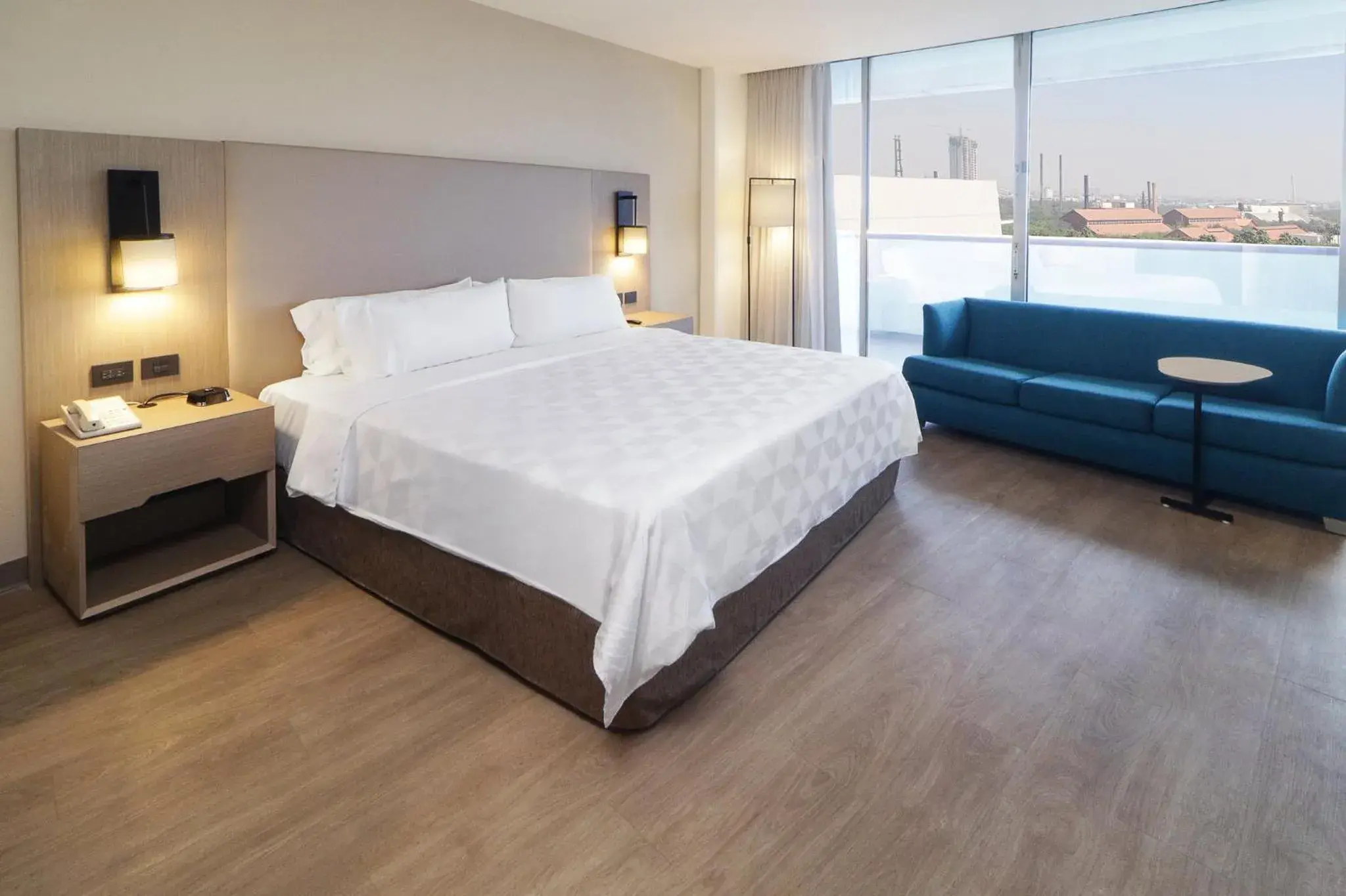 Club King Room with Balcony in Holiday Inn Monterrey-Parque Fundidora by IHG Club King Room with Balcony in Holiday Inn Monterrey-Parque Fundidora by IHG