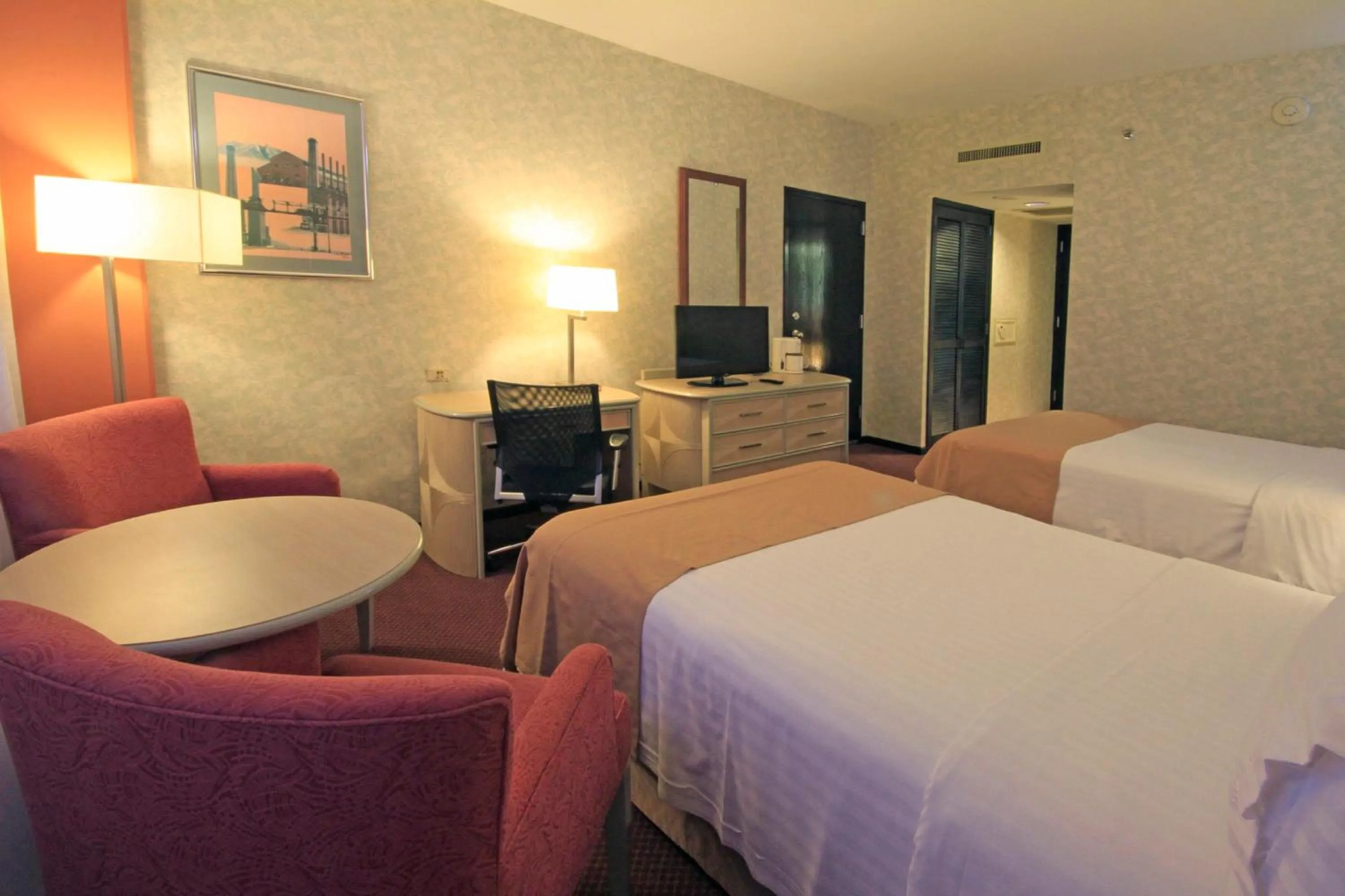 Photo of the whole room, Bed in Holiday Inn Monterrey-Parque Fundidora by IHG