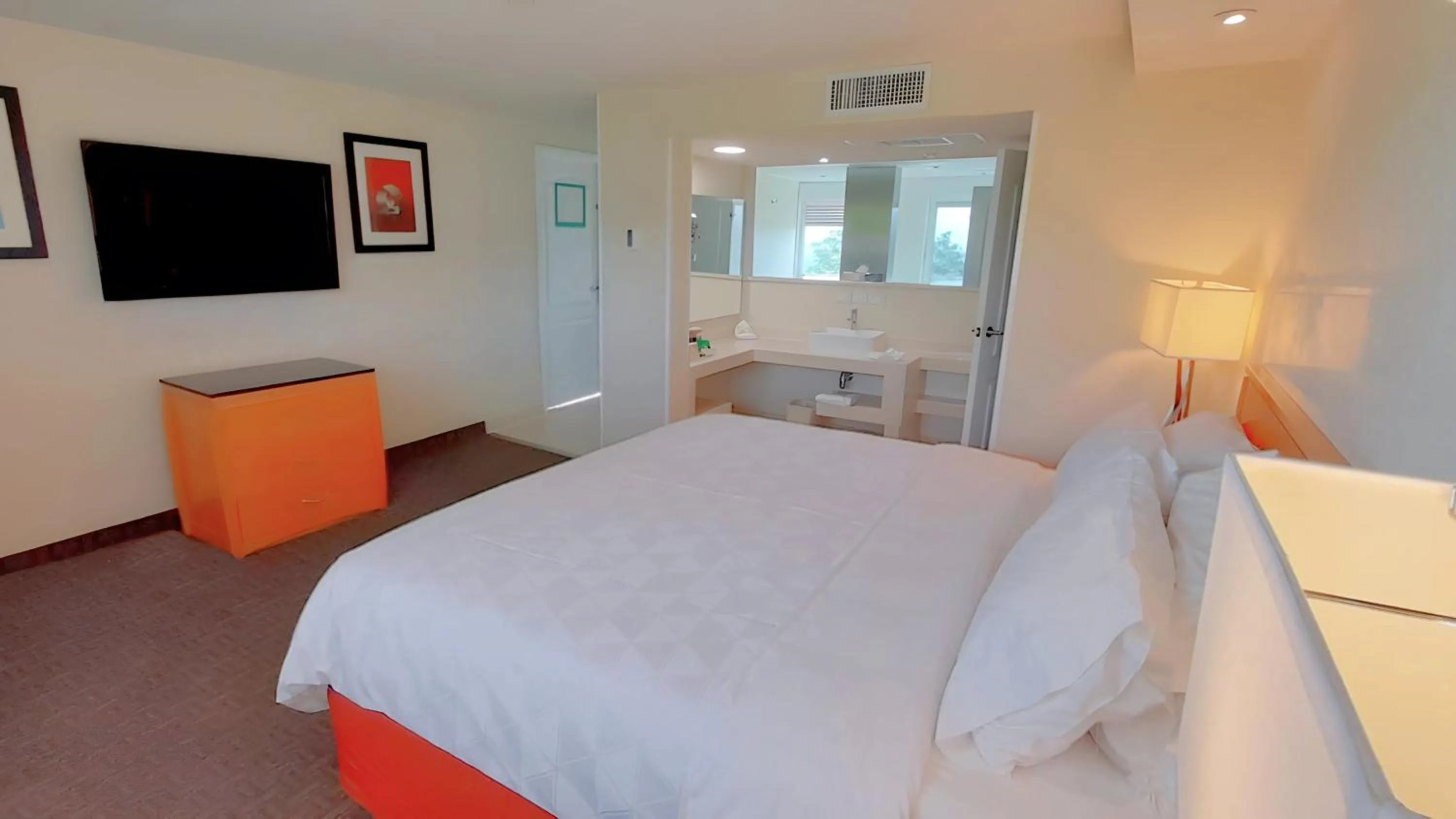 Photo of the whole room, Bed in Holiday Inn Cuernavaca by IHG