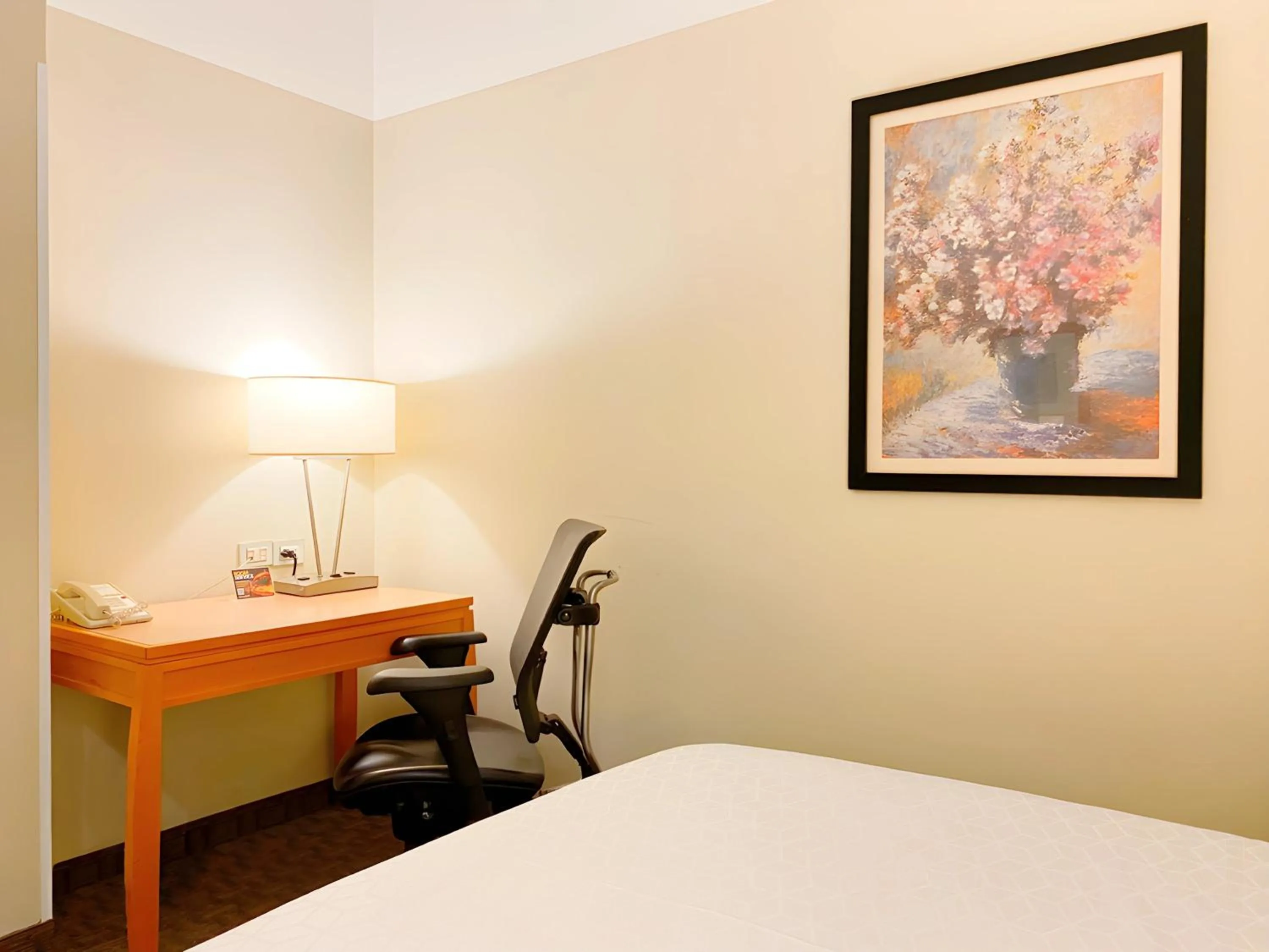 Photo of the whole room, Bed in Holiday Inn Cuernavaca by IHG