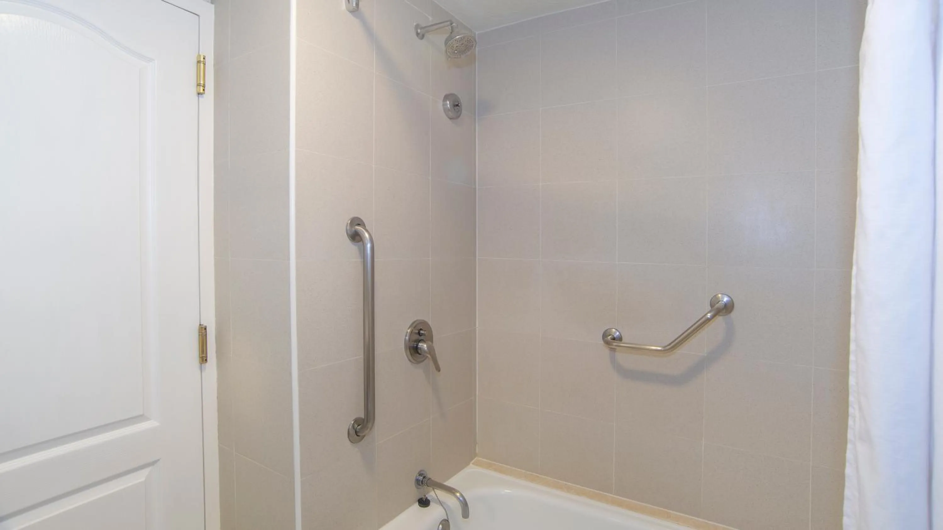 Shower in Holiday Inn Cuernavaca by IHG