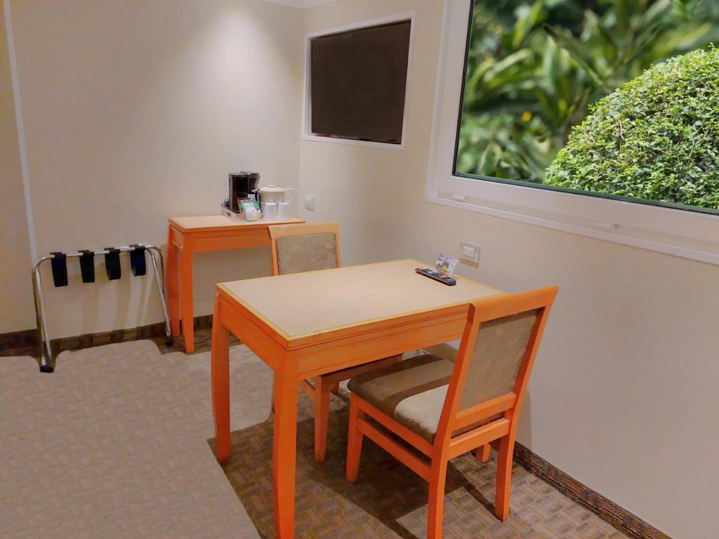 Standard King Room with Pool View in Holiday Inn Cuernavaca by IHG Standard King Room with Pool View in Holiday Inn Cuernavaca by IHG