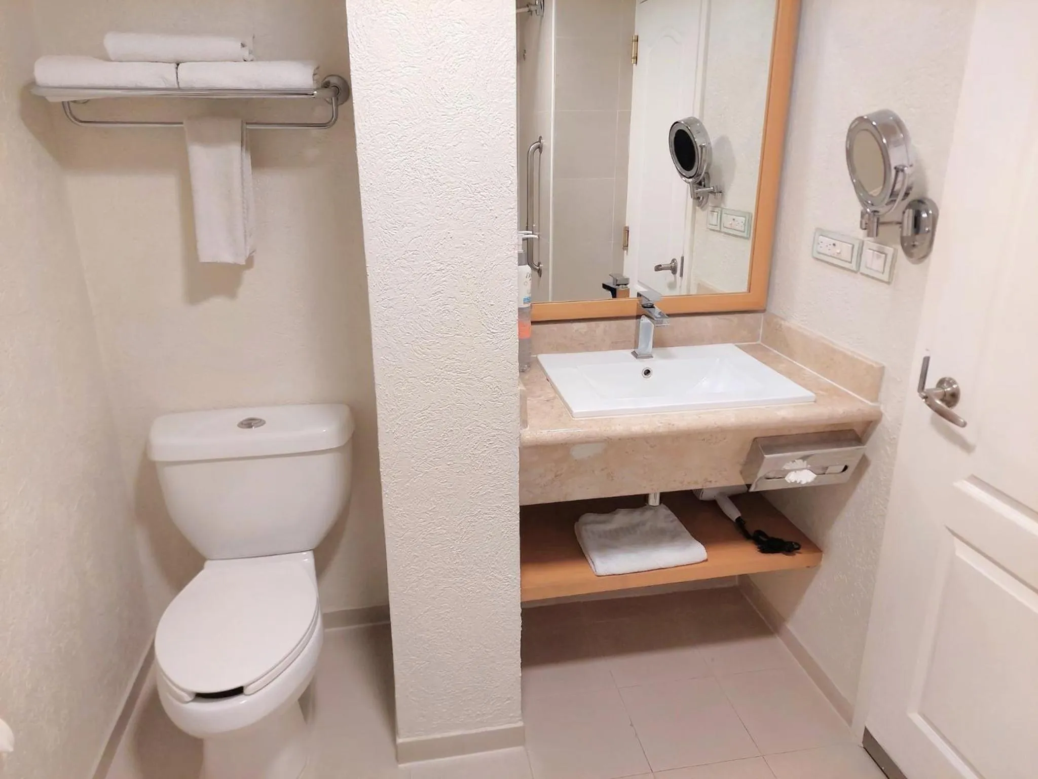 Bathroom in Holiday Inn Cuernavaca by IHG