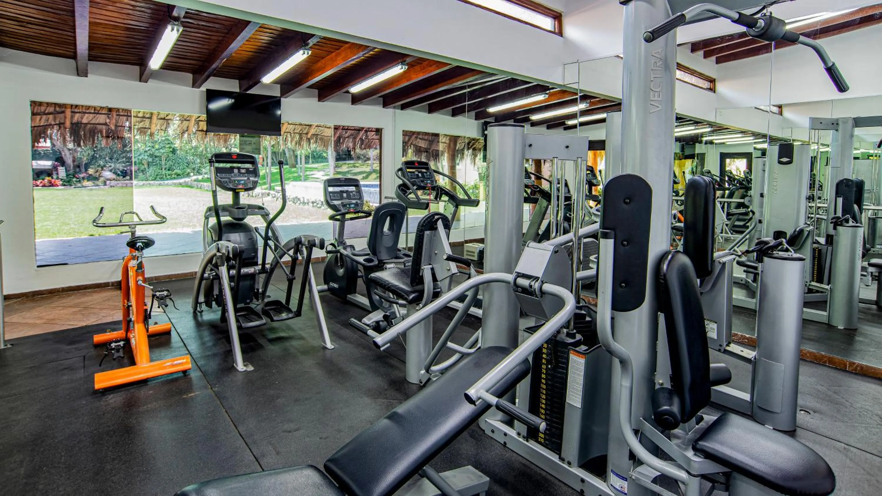 Fitness centre/facilities in Holiday Inn Cuernavaca by IHG