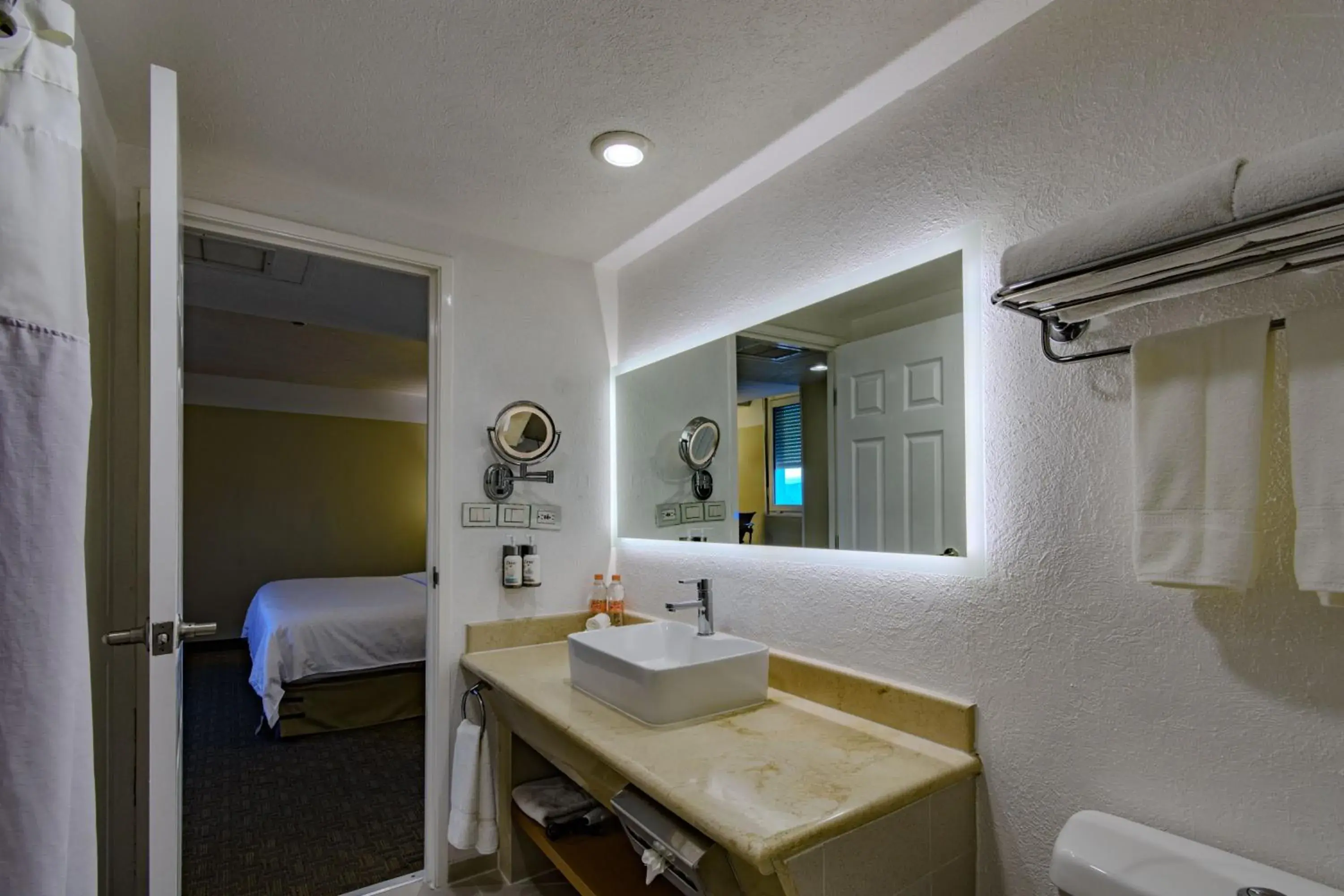 Bathroom, Bed in Holiday Inn Cuernavaca by IHG Bathroom, Bed in Holiday Inn Cuernavaca by IHG