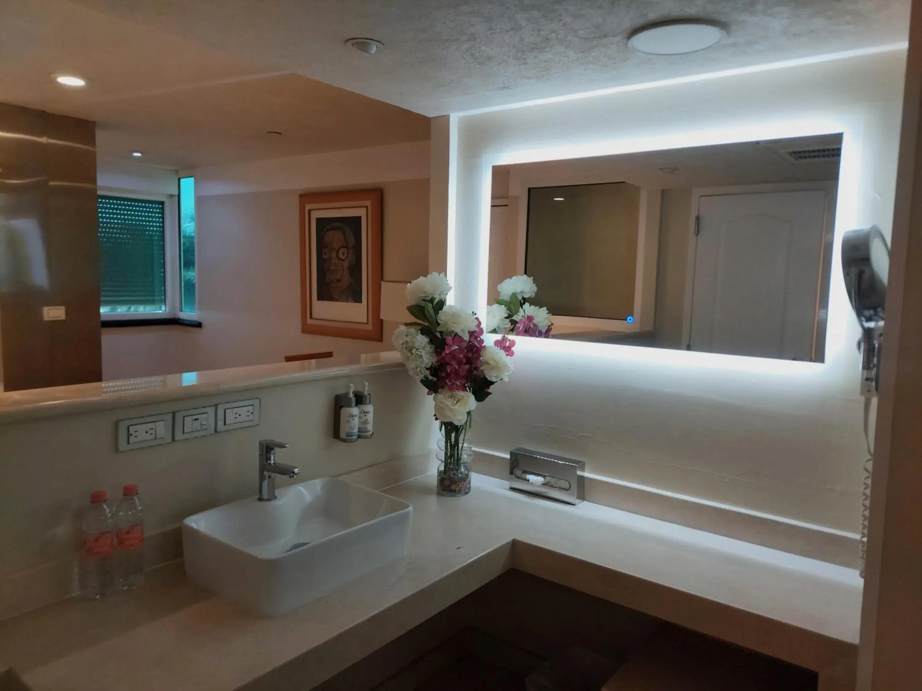 Toilet, Bed in Holiday Inn Cuernavaca by IHG Toilet, Bed in Holiday Inn Cuernavaca by IHG