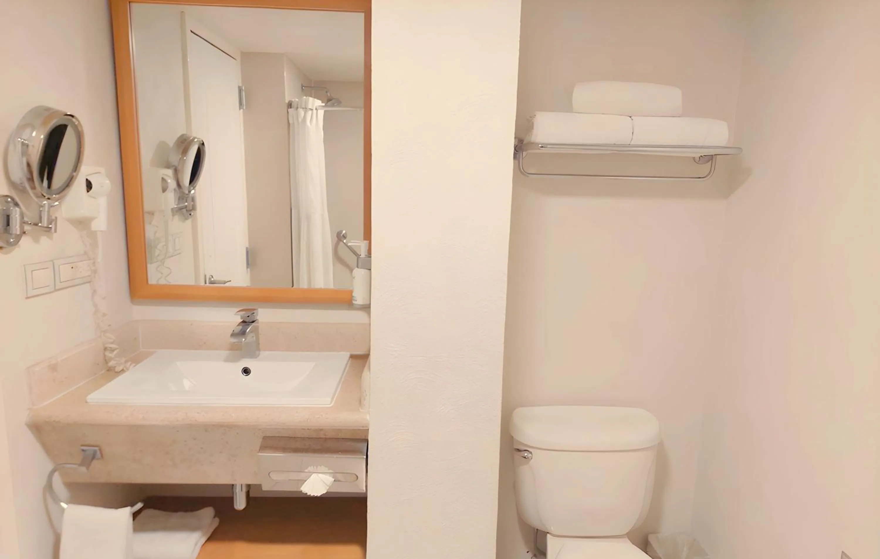 Bathroom in Holiday Inn Cuernavaca by IHG