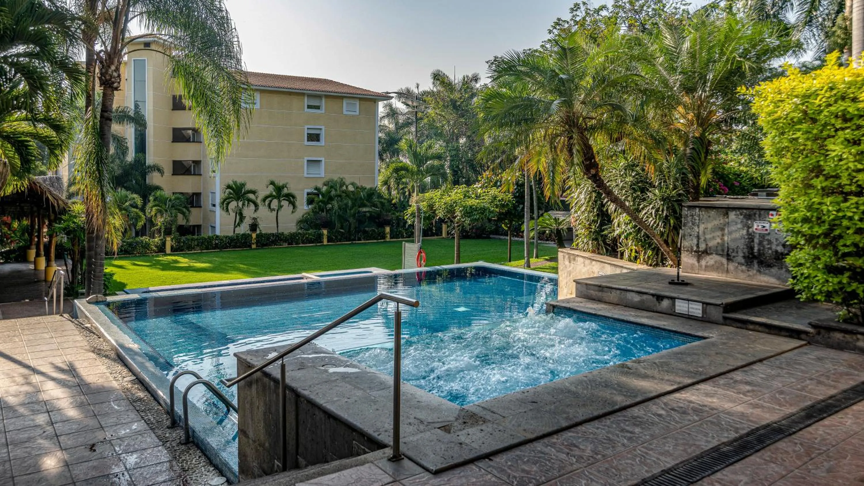 Swimming pool in Holiday Inn Cuernavaca by IHG