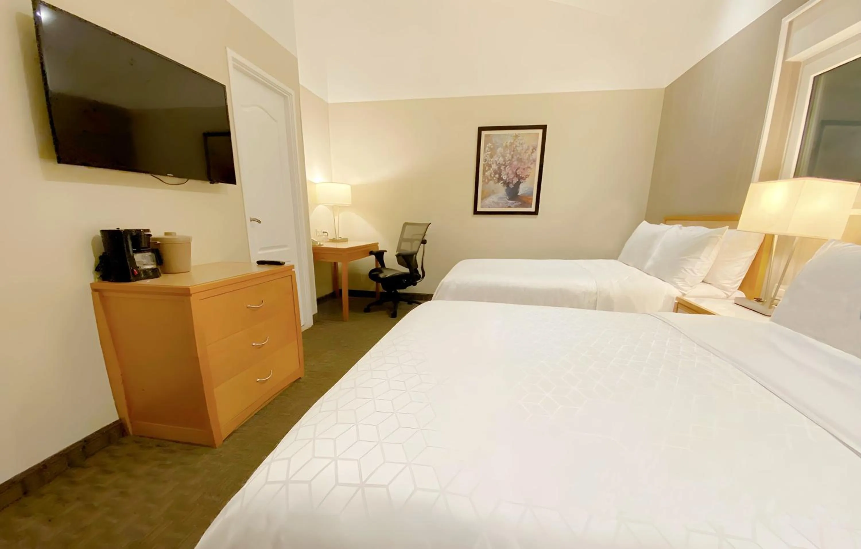 Photo of the whole room, Bed in Holiday Inn Cuernavaca by IHG