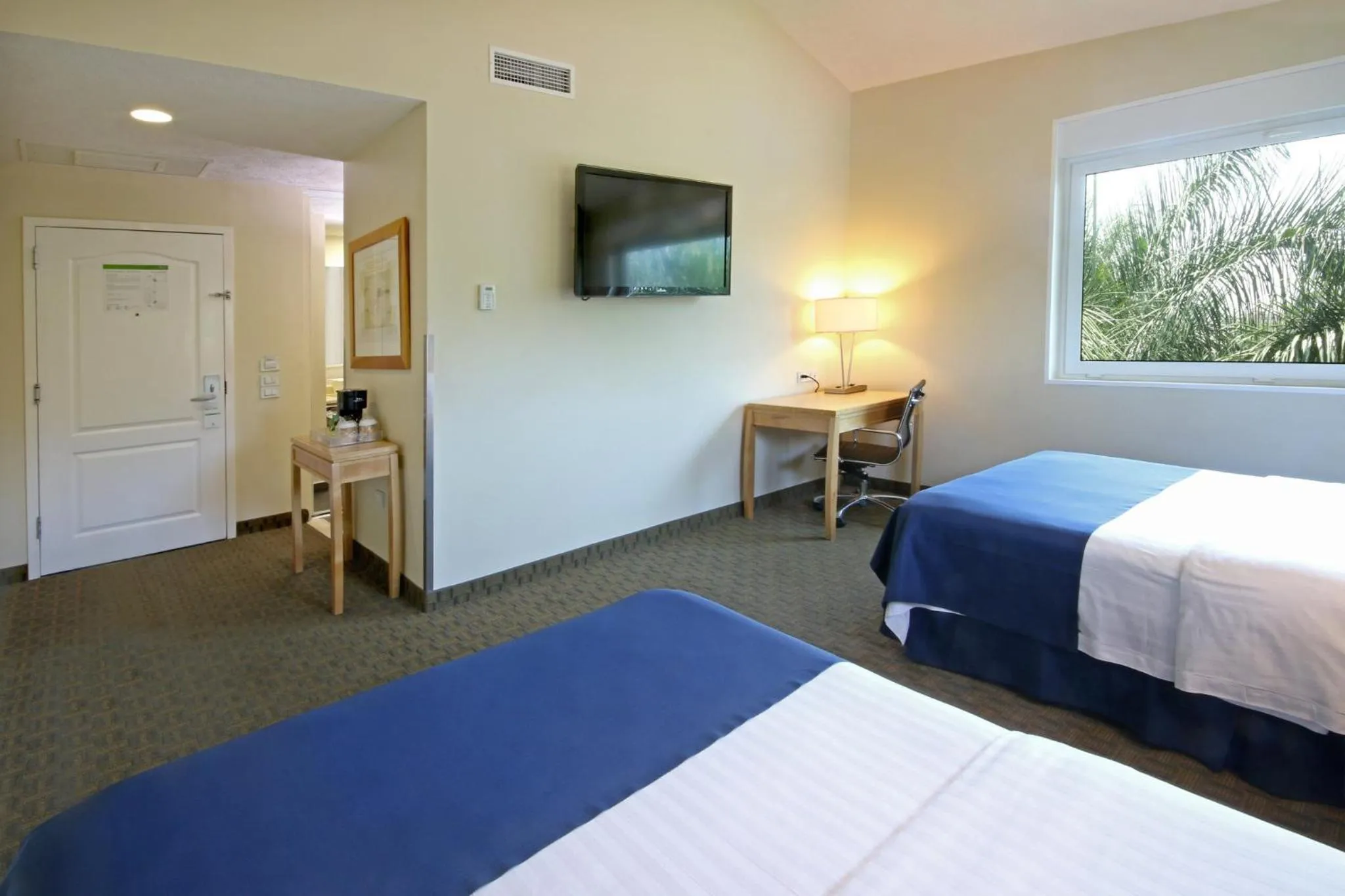 Photo of the whole room, Bed in Holiday Inn Cuernavaca by IHG