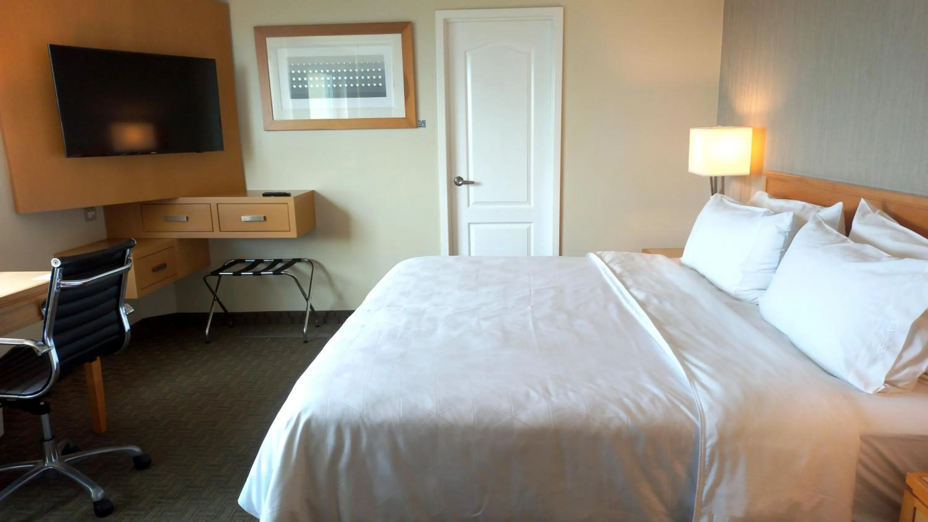 Photo of the whole room, Bed in Holiday Inn Cuernavaca by IHG