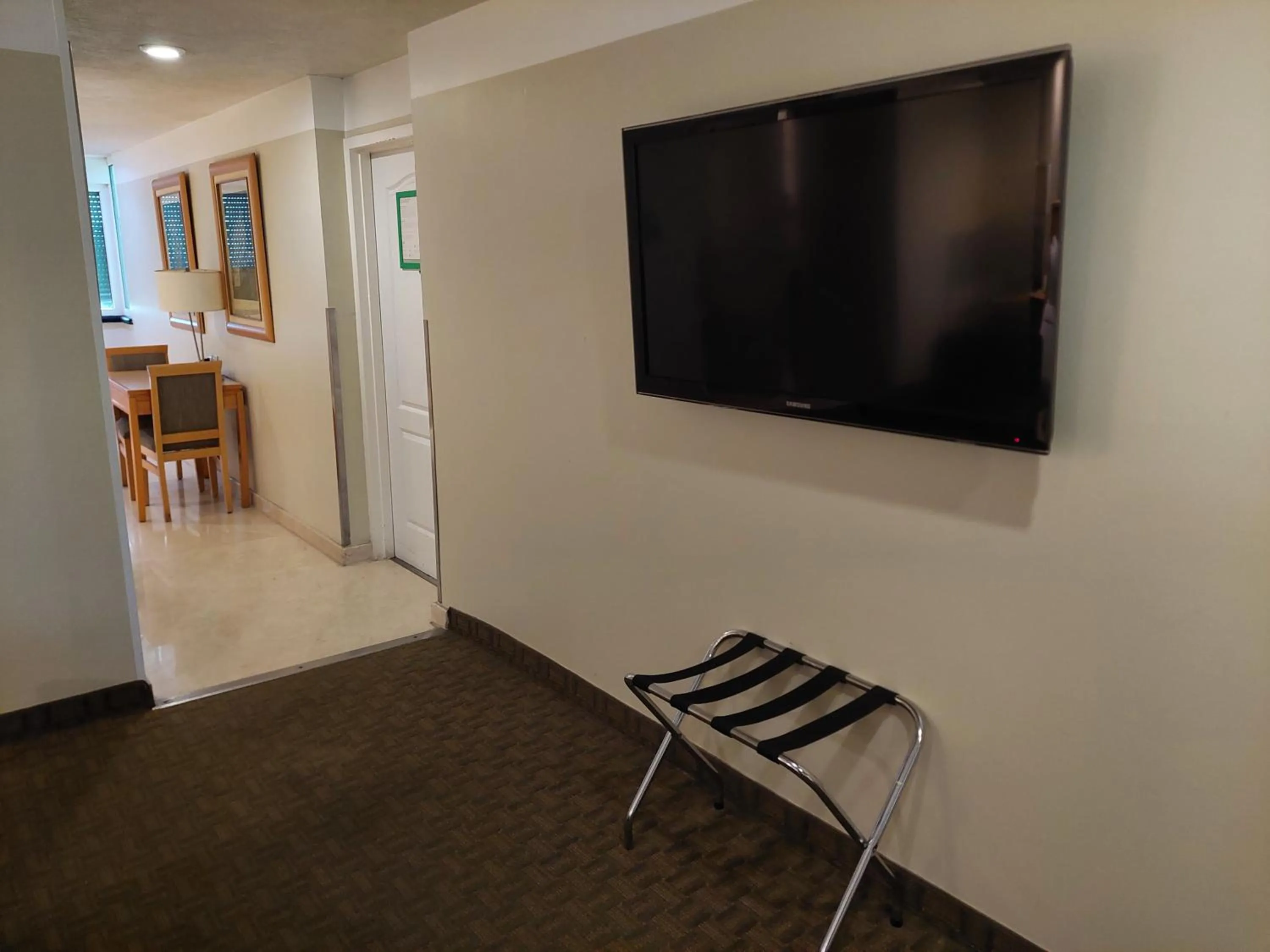 Communal lounge/ TV room in Holiday Inn Cuernavaca by IHG