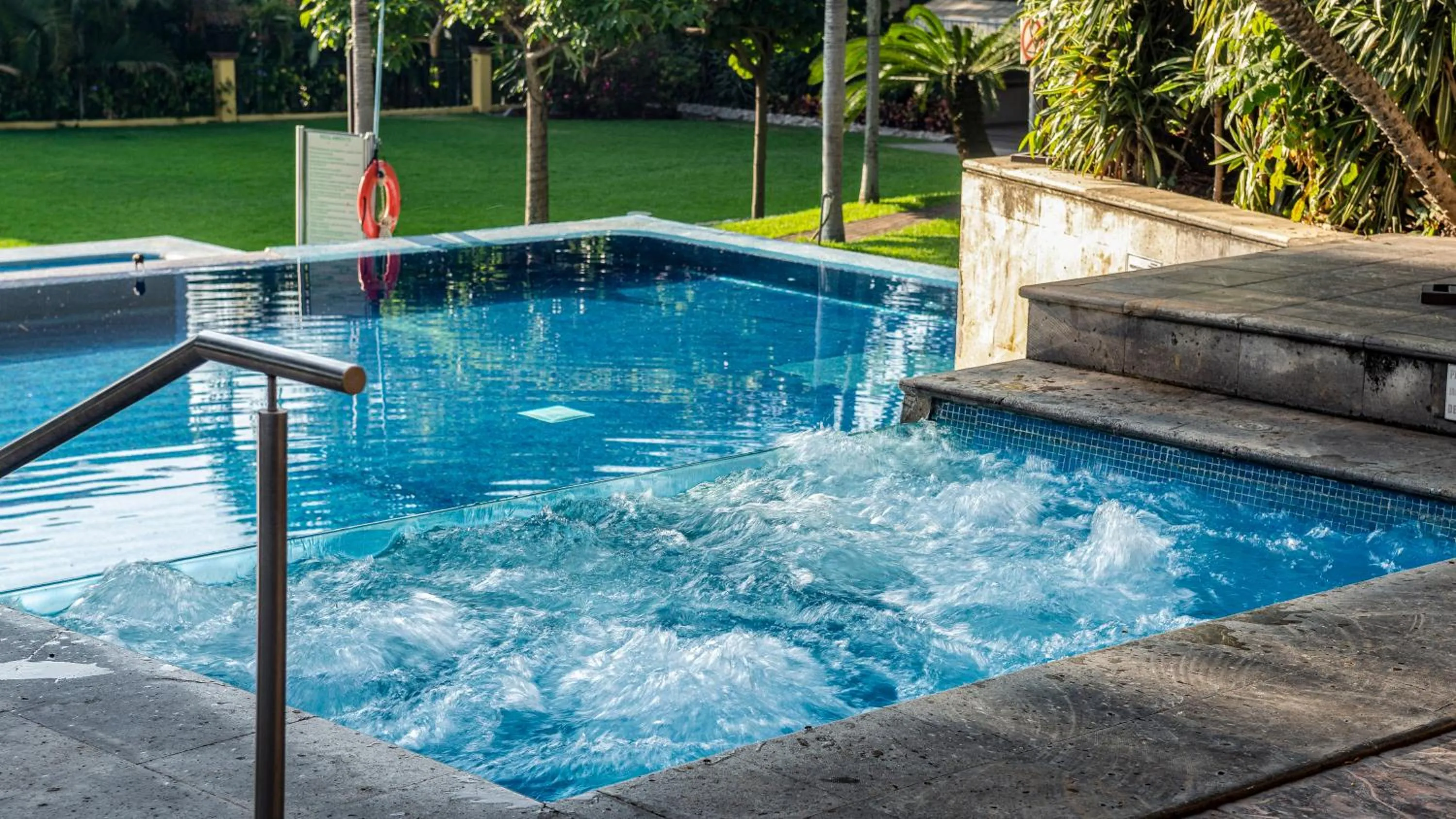 Swimming pool in Holiday Inn Cuernavaca by IHG