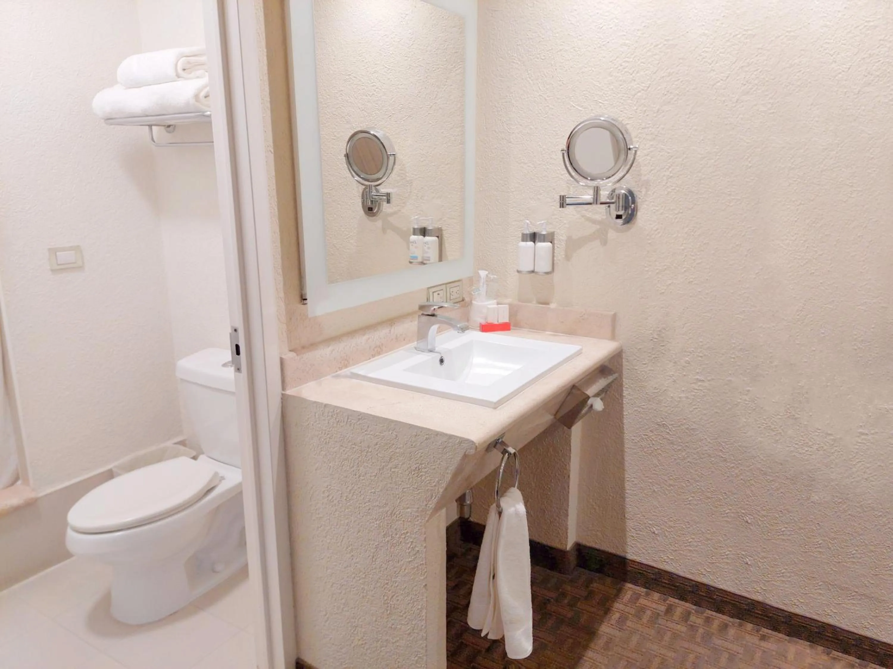 Bathroom in Holiday Inn Cuernavaca by IHG