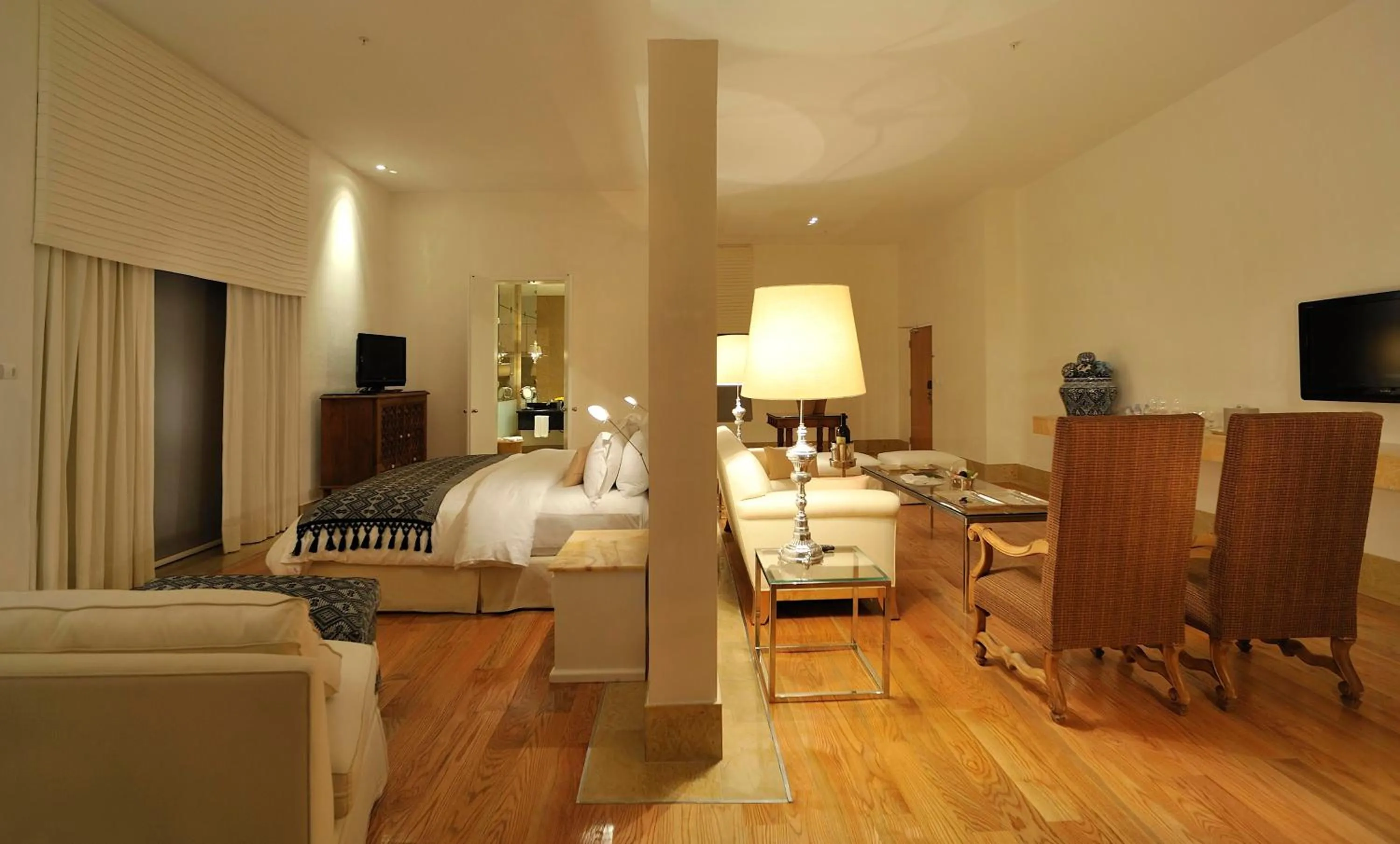 Photo of the whole room, Bed in Presidente InterContinental Puebla by IHG