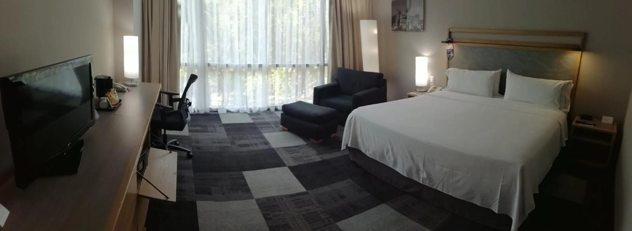 Photo of the whole room, Bed in Holiday Inn Express Mexico Reforma by IHG