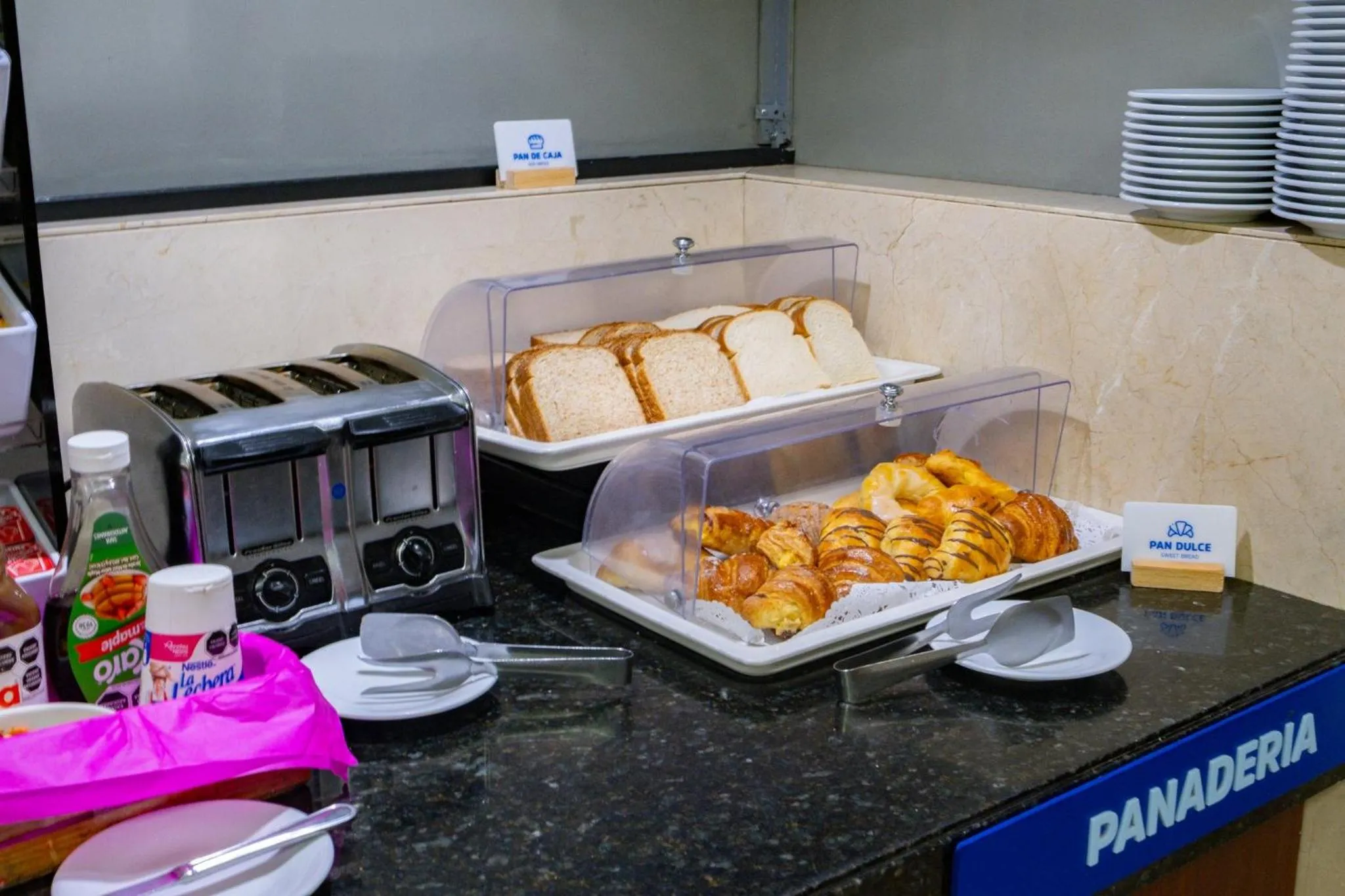 Restaurant/places to eat in Holiday Inn Express Mexico Reforma by IHG