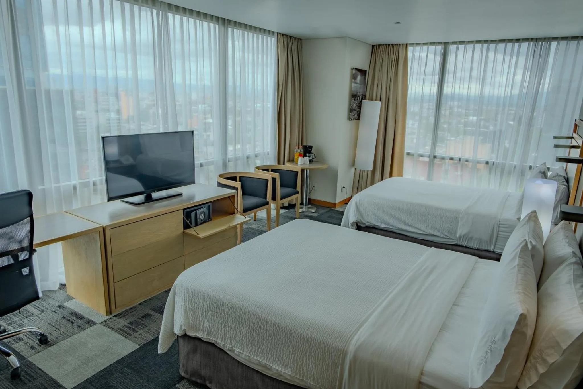 Photo of the whole room, Bed in Holiday Inn Express Mexico Reforma by IHG