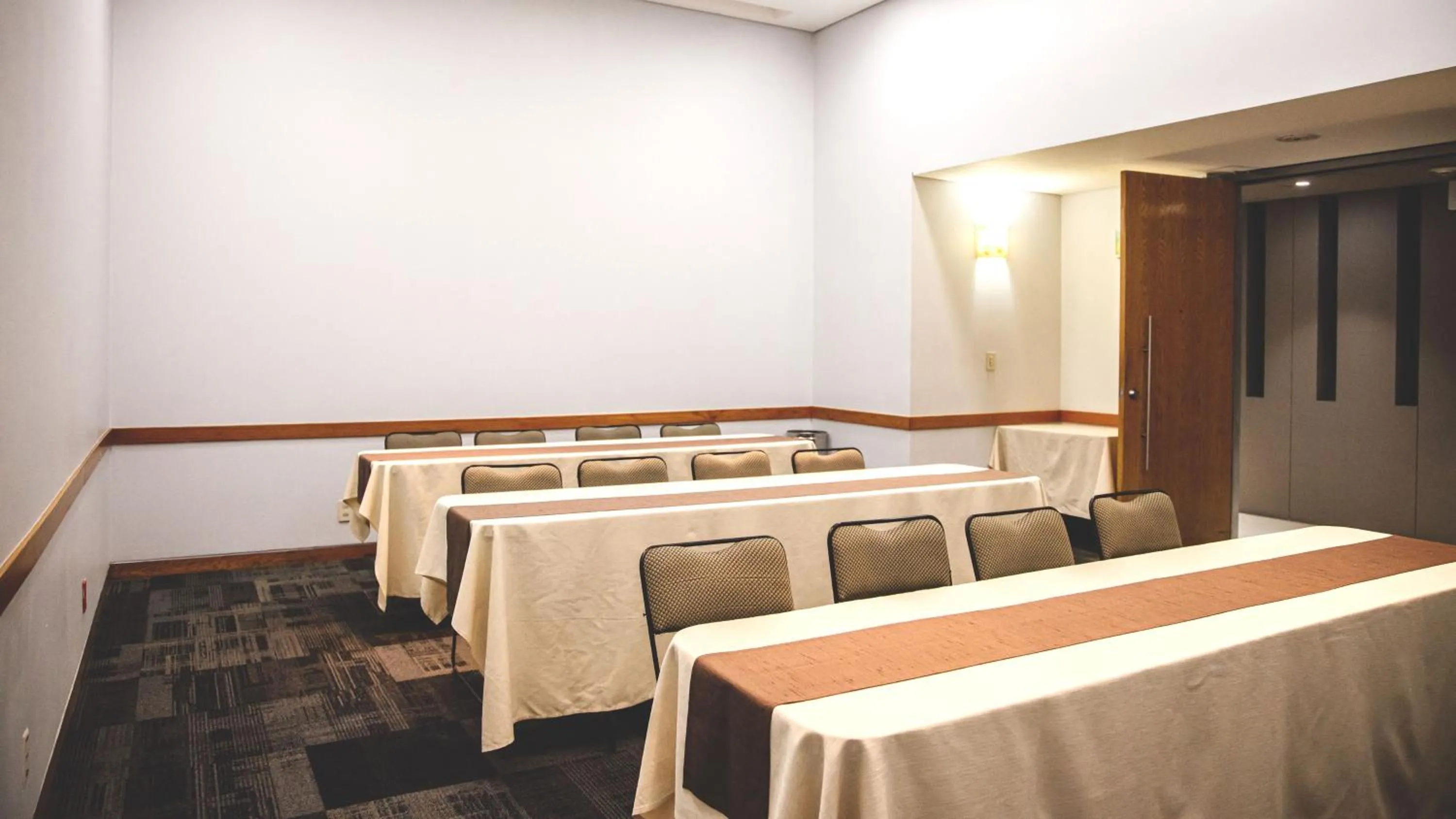 Meeting/conference room in Holiday Inn Express Mexico Reforma by IHG