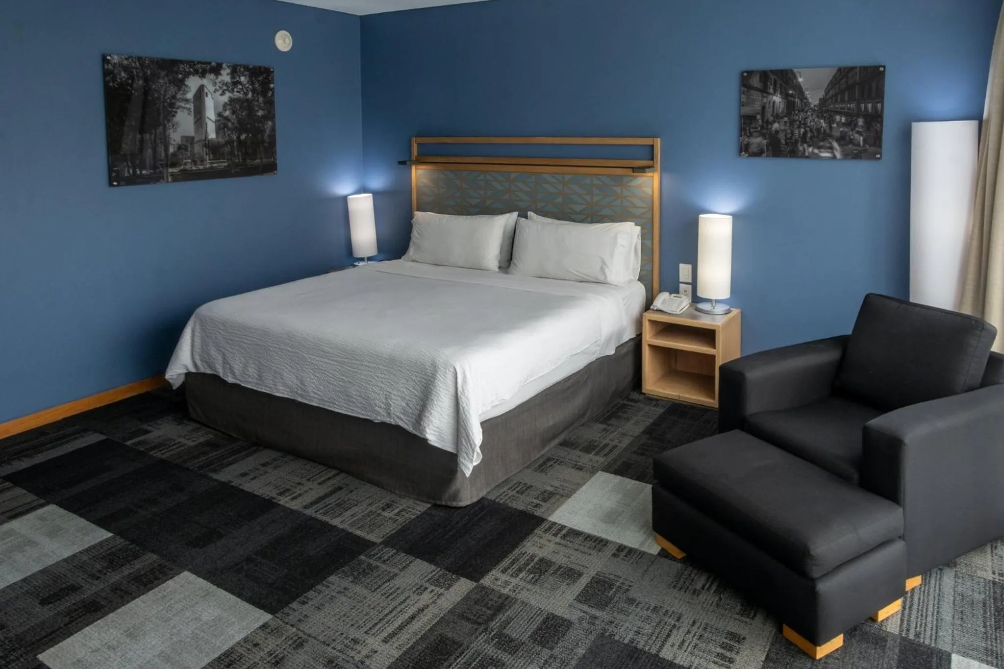 Photo of the whole room, Bed in Holiday Inn Express Mexico Reforma by IHG