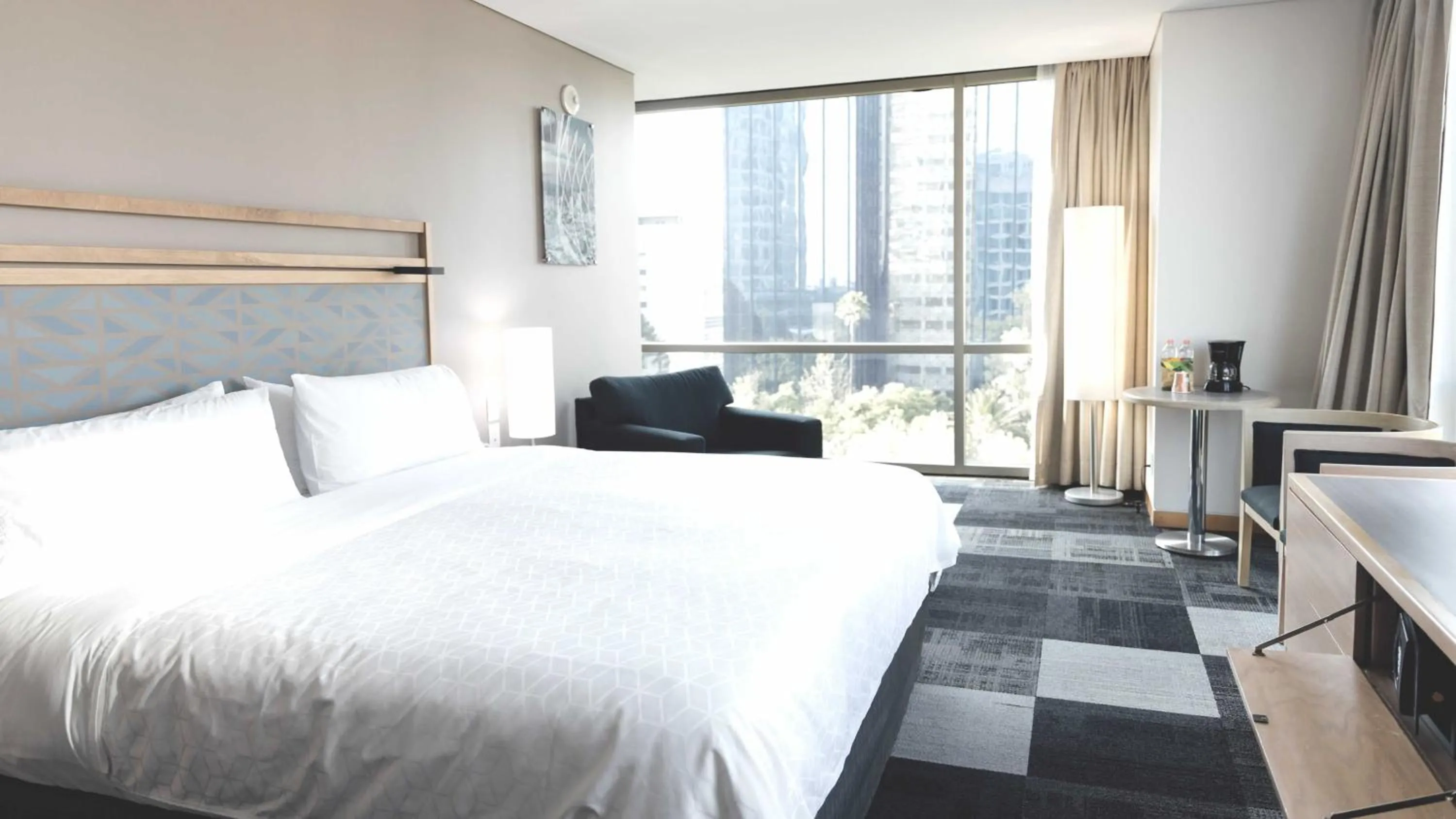 Photo of the whole room, Bed in Holiday Inn Express Mexico Reforma by IHG