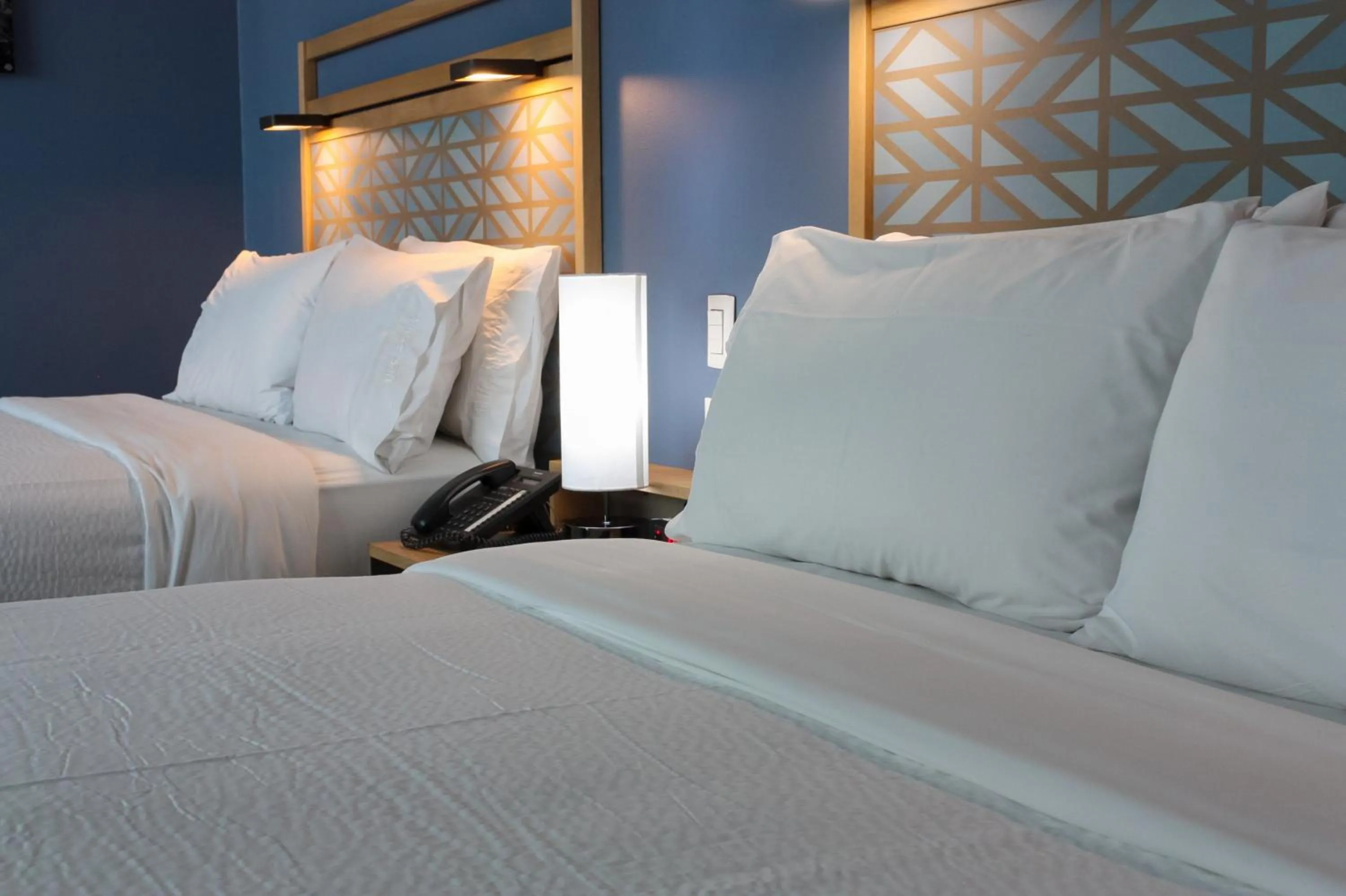 Photo of the whole room, Bed in Holiday Inn Express Mexico Reforma by IHG