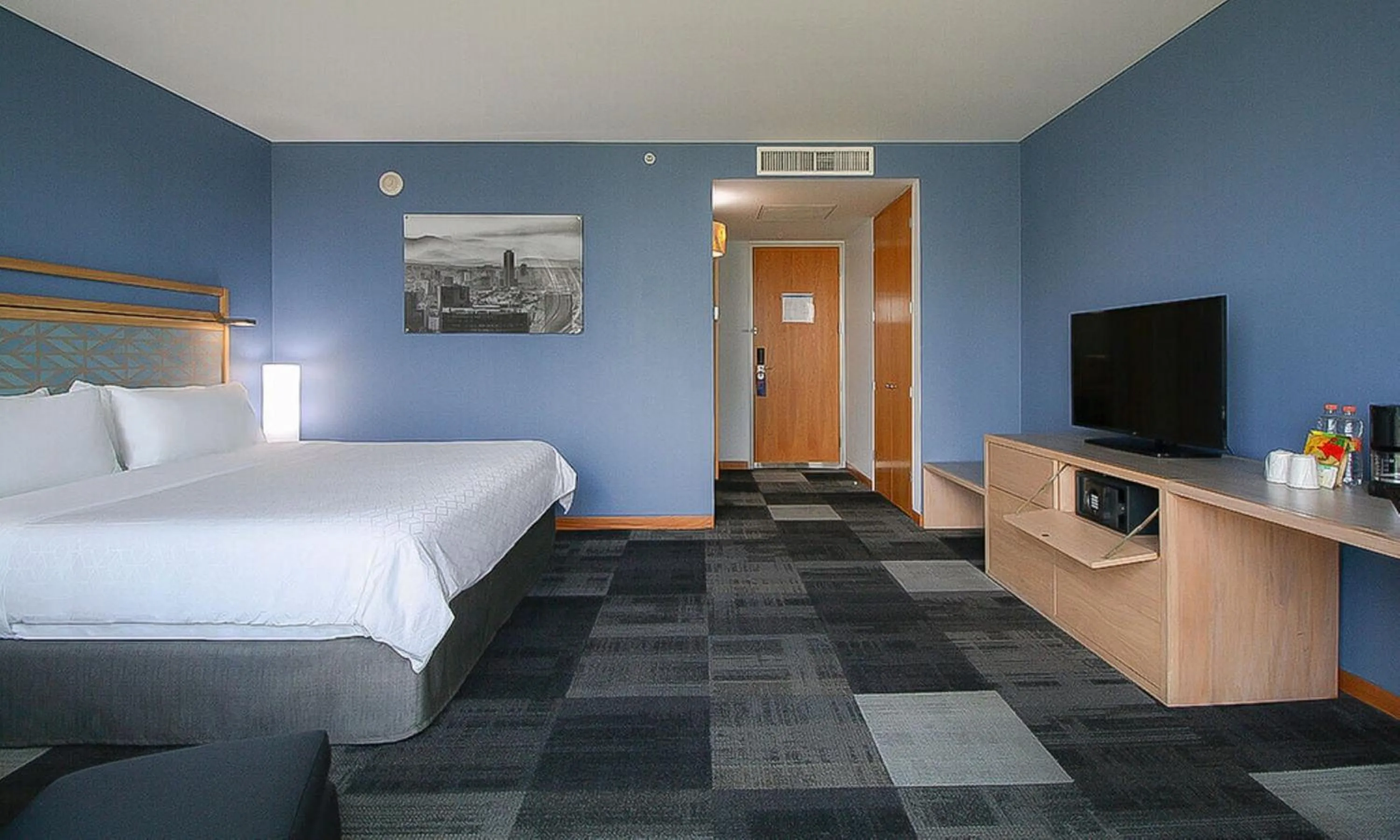 Photo of the whole room, Bed in Holiday Inn Express Mexico Reforma by IHG