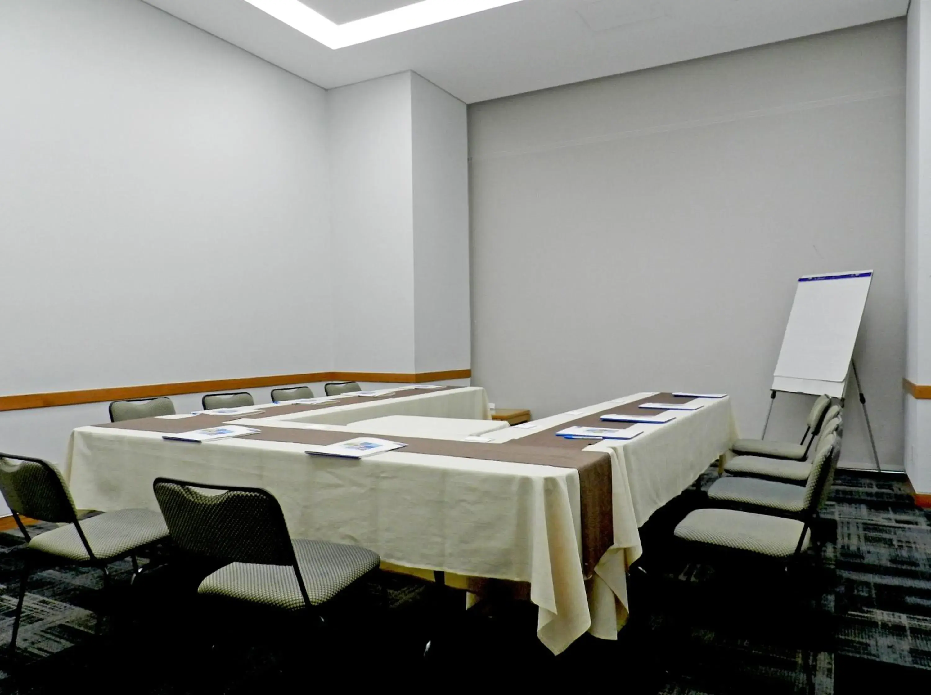 Lounge or bar in Holiday Inn Express Mexico Reforma by IHG Lounge or bar in Holiday Inn Express Mexico Reforma by IHG