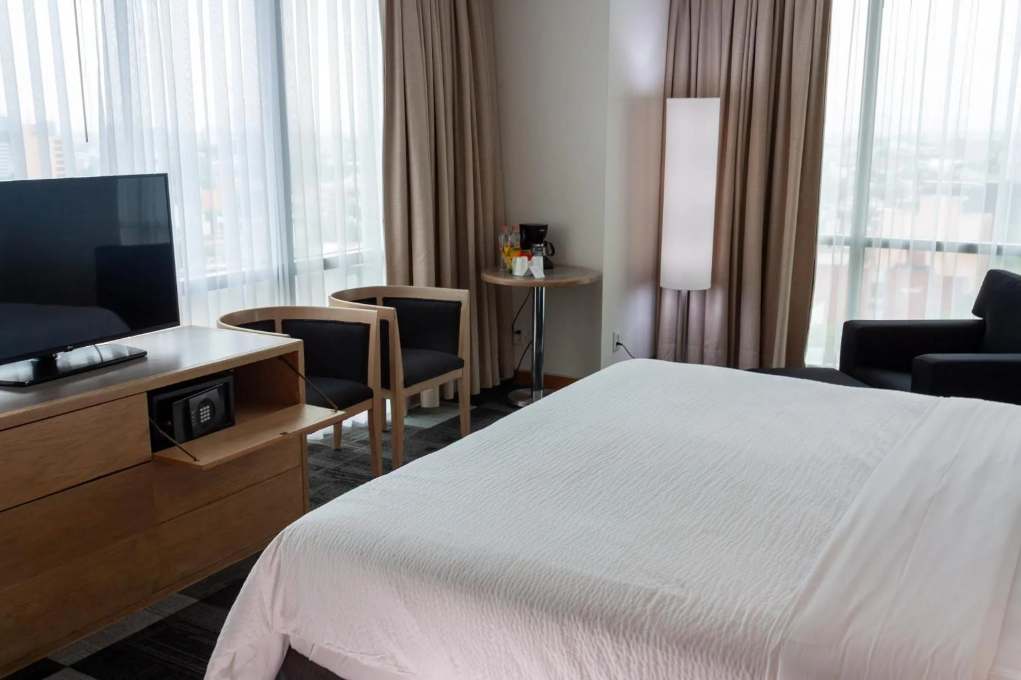 Photo of the whole room, Bed in Holiday Inn Express Mexico Reforma by IHG