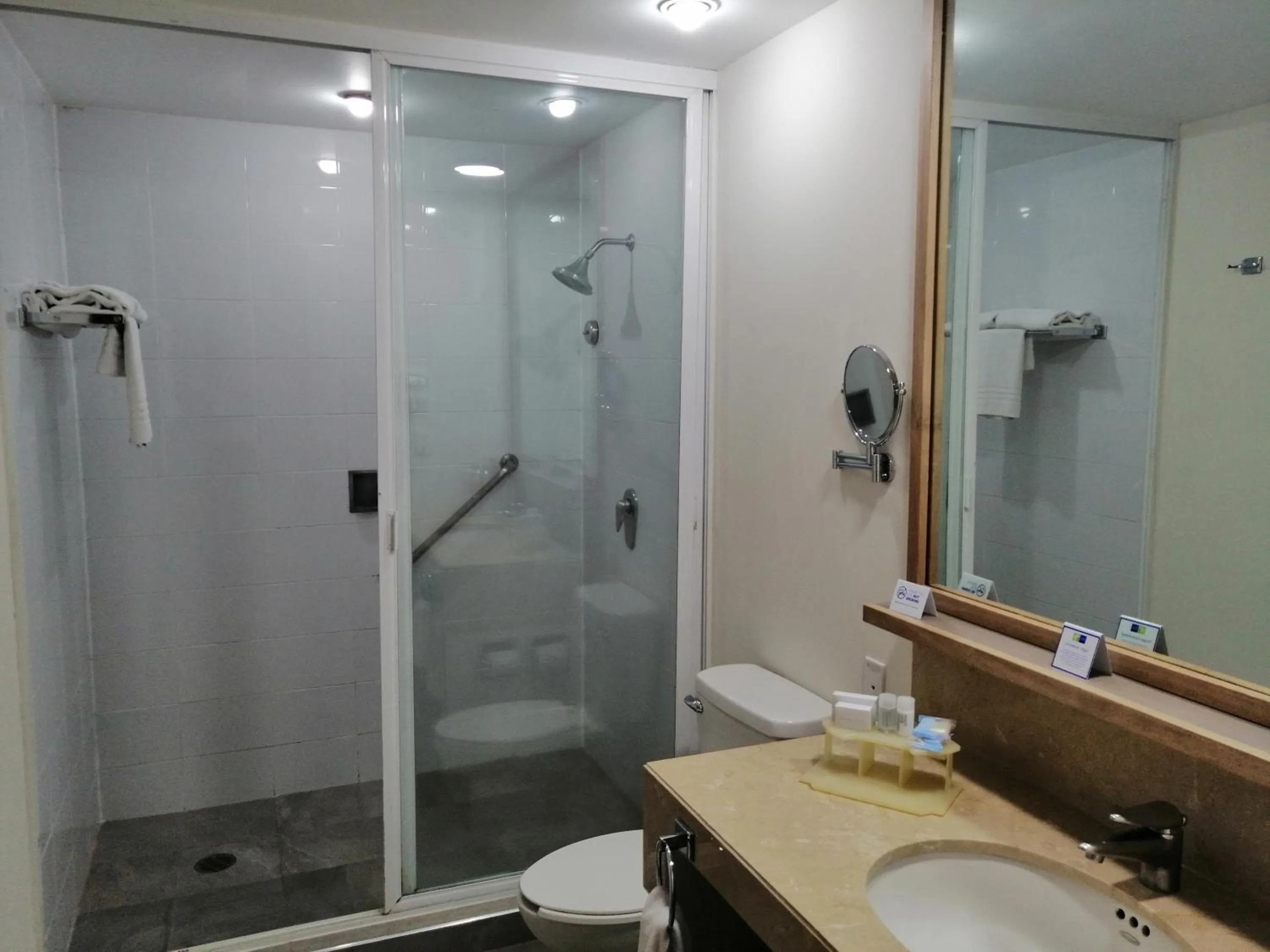 Shower in Holiday Inn Express Mexico Reforma by IHG