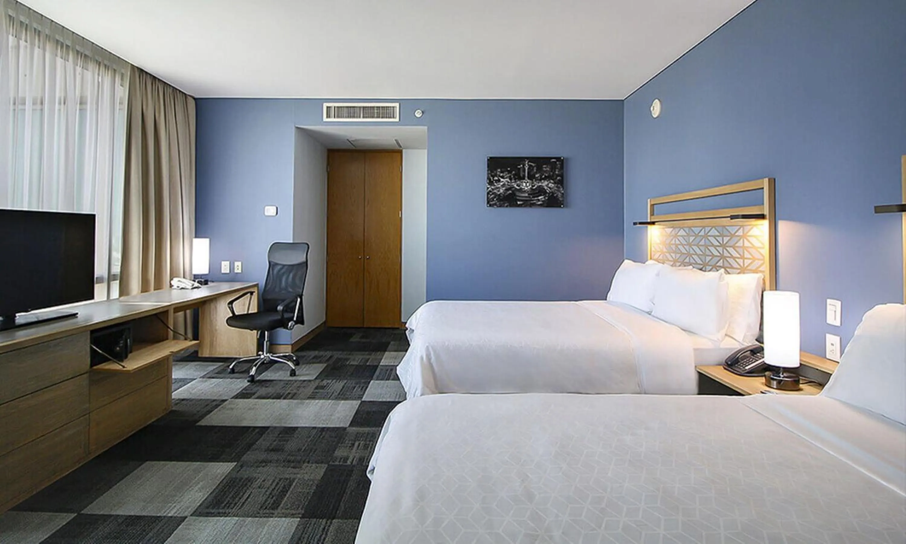 Photo of the whole room, Bed in Holiday Inn Express Mexico Reforma by IHG