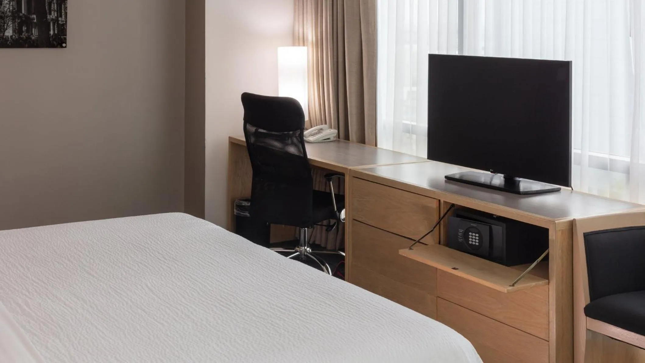 Photo of the whole room, Bed in Holiday Inn Express Mexico Reforma by IHG