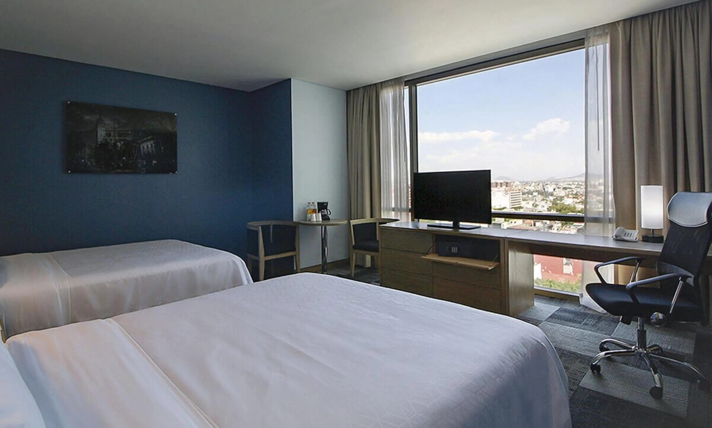 Photo of the whole room, Bed in Holiday Inn Express Mexico Reforma by IHG