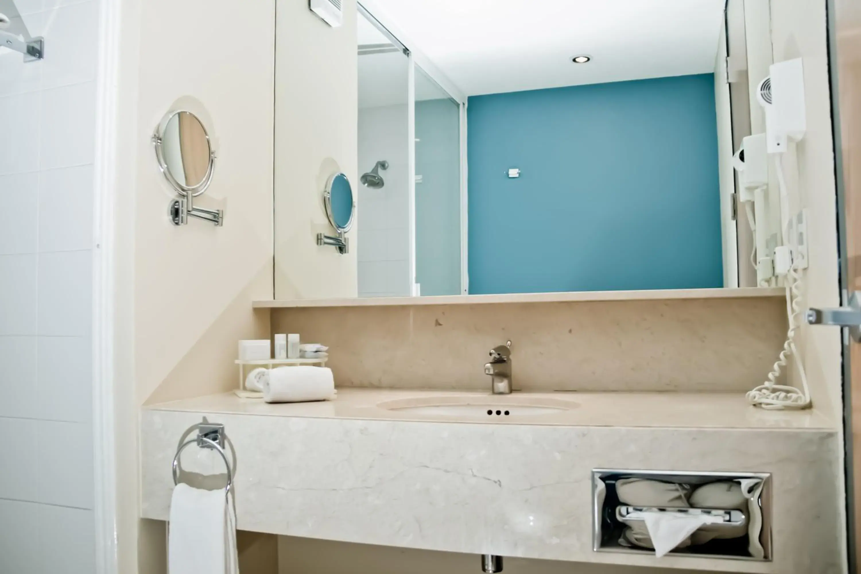 Bathroom in Holiday Inn Express Mexico Reforma by IHG Bathroom in Holiday Inn Express Mexico Reforma by IHG