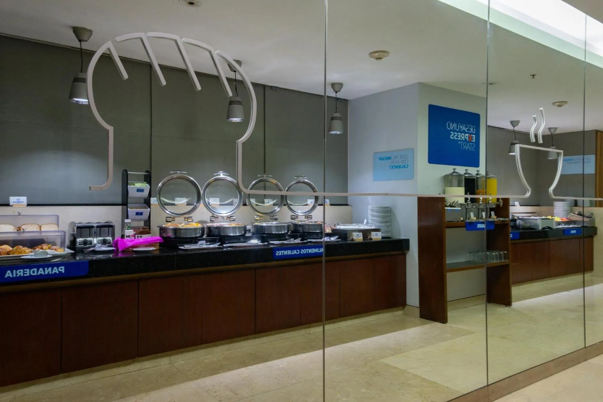 Restaurant/places to eat in Holiday Inn Express Mexico Reforma by IHG