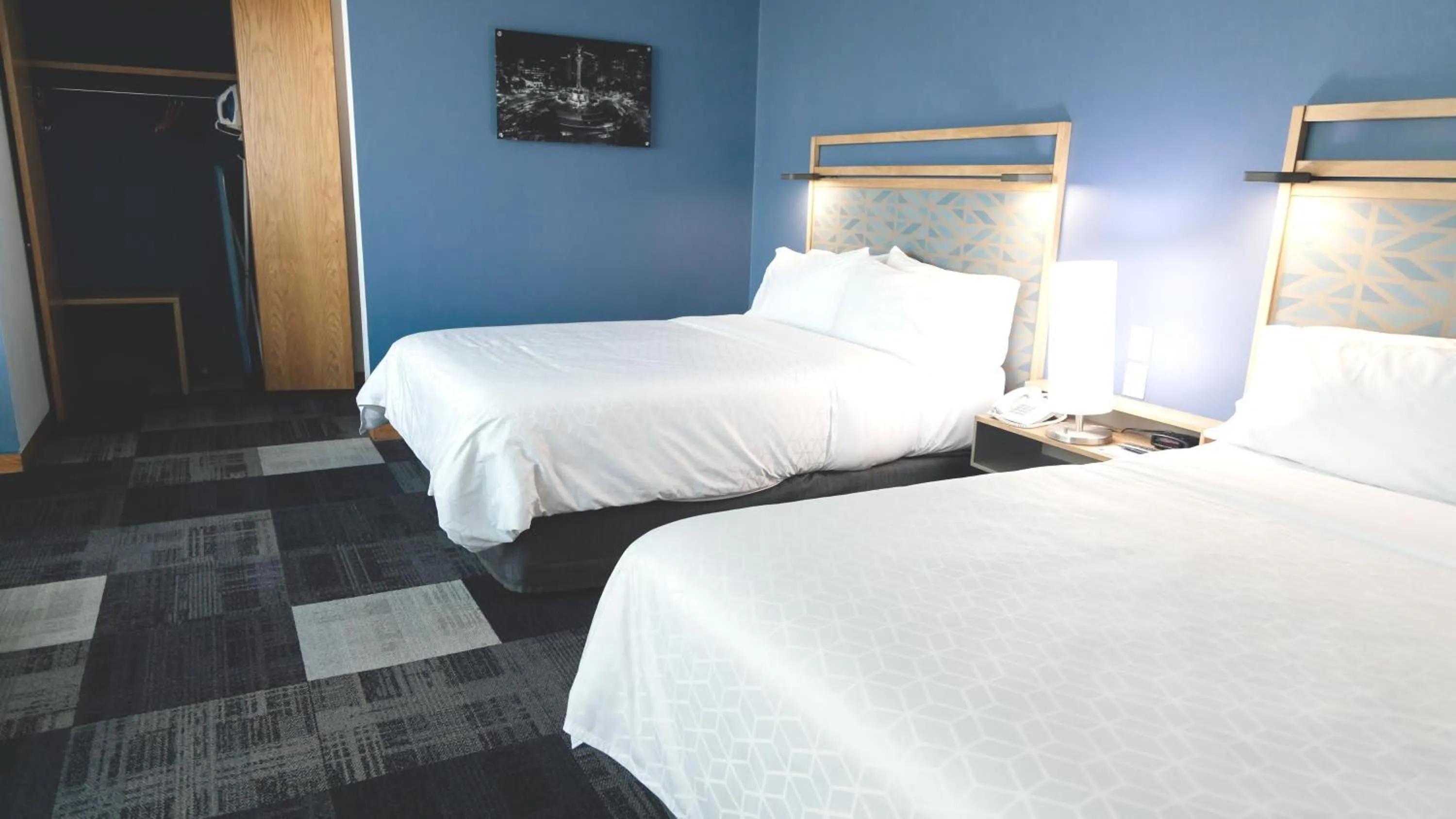 Photo of the whole room, Bed in Holiday Inn Express Mexico Reforma by IHG