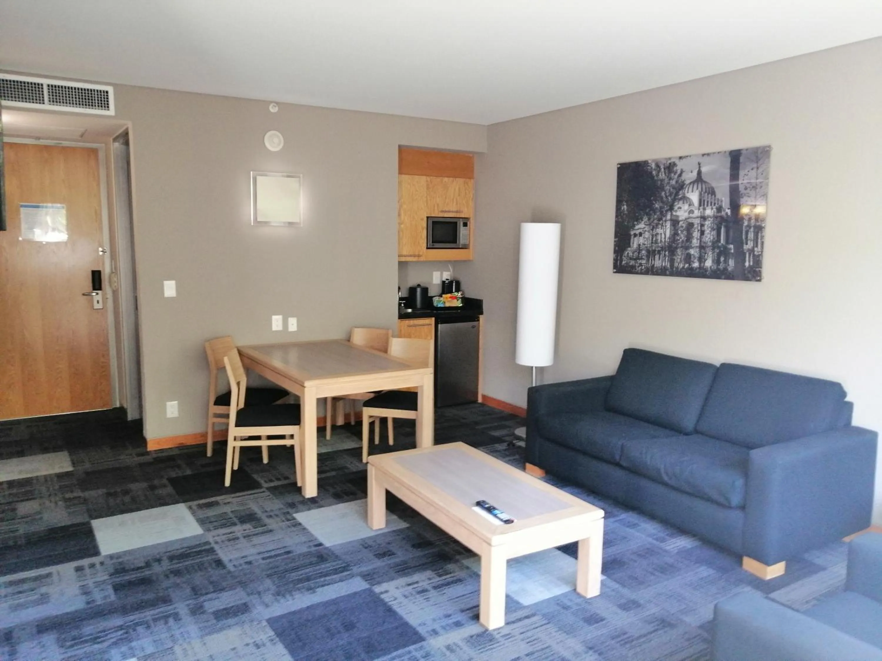 Seating area in Holiday Inn Express Mexico Reforma by IHG